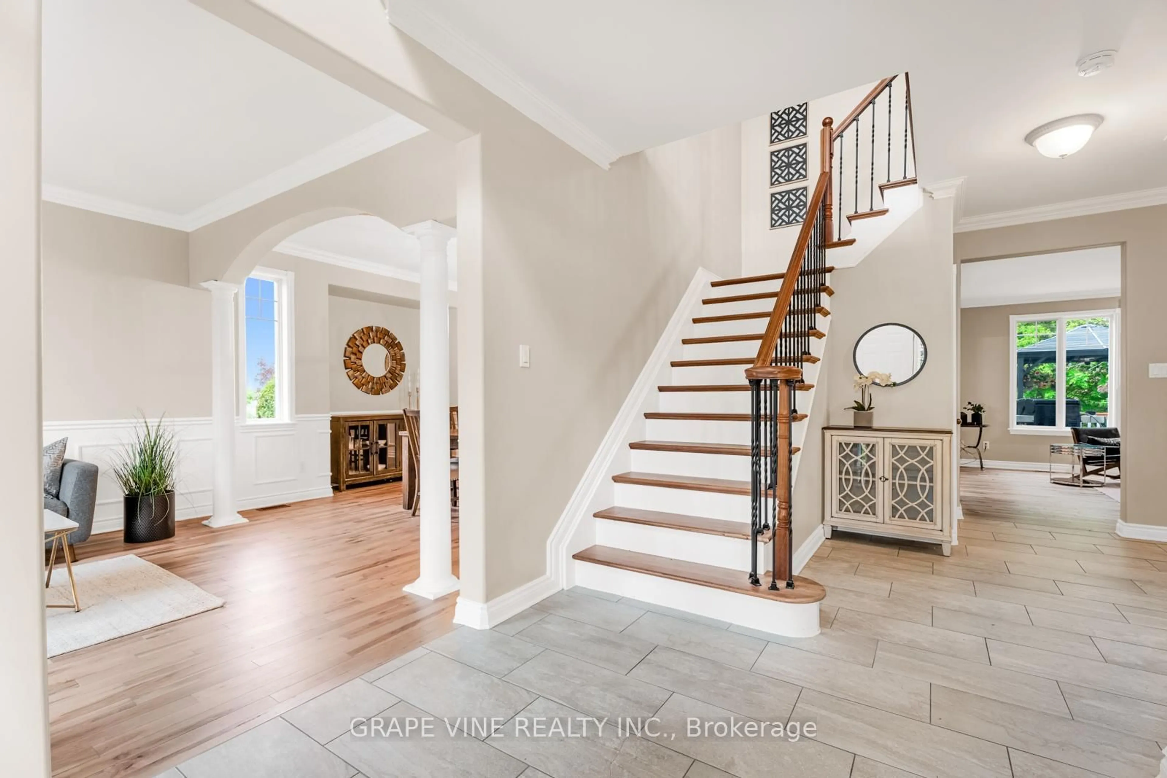 Indoor entryway for 48 Cinnabar Way, Ottawa Ontario K2S 1Y6