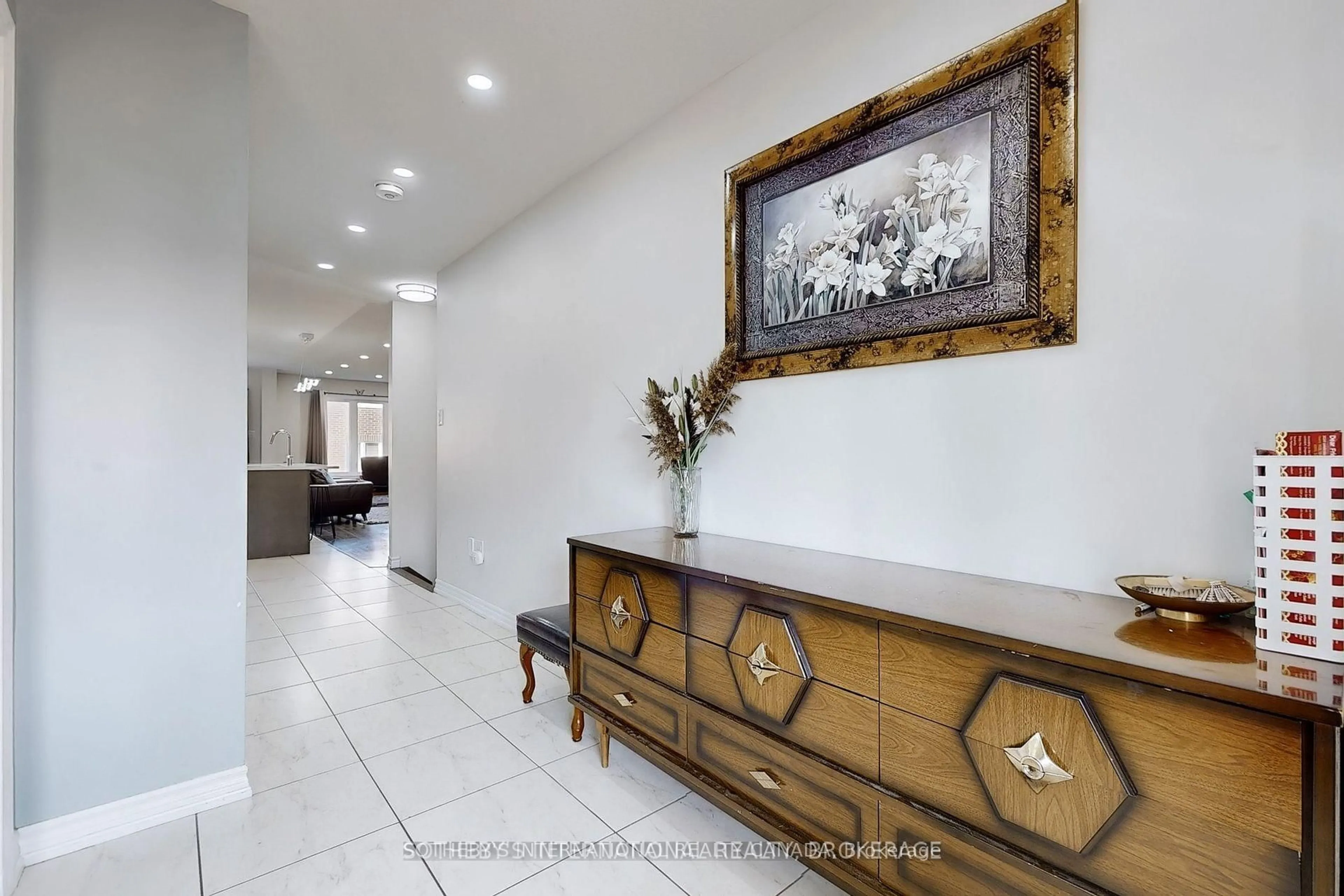 Indoor foyer for 7784 White Pine Cres, Niagara Falls Ontario L2H 3R5