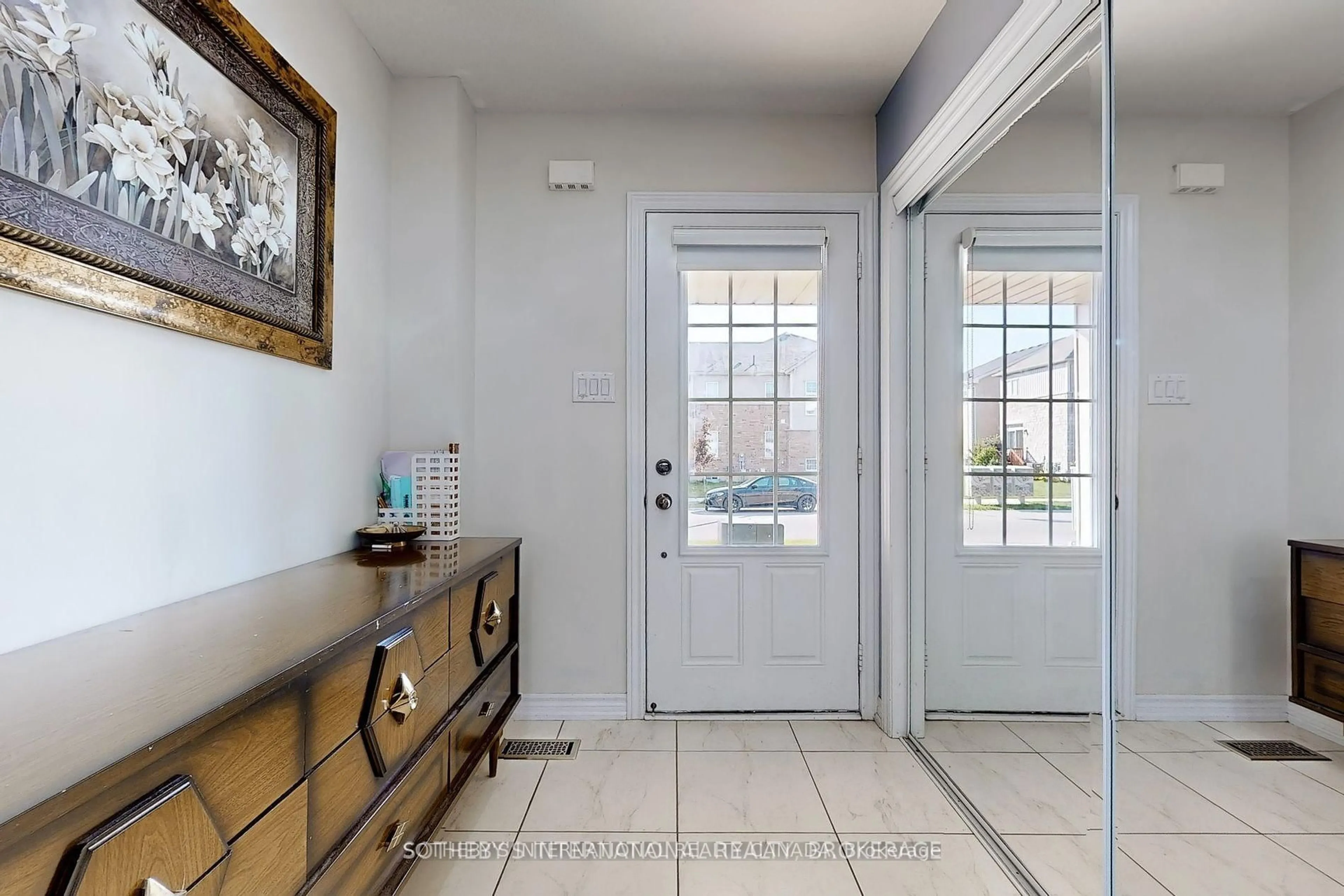Indoor entryway for 7784 White Pine Cres, Niagara Falls Ontario L2H 3R5