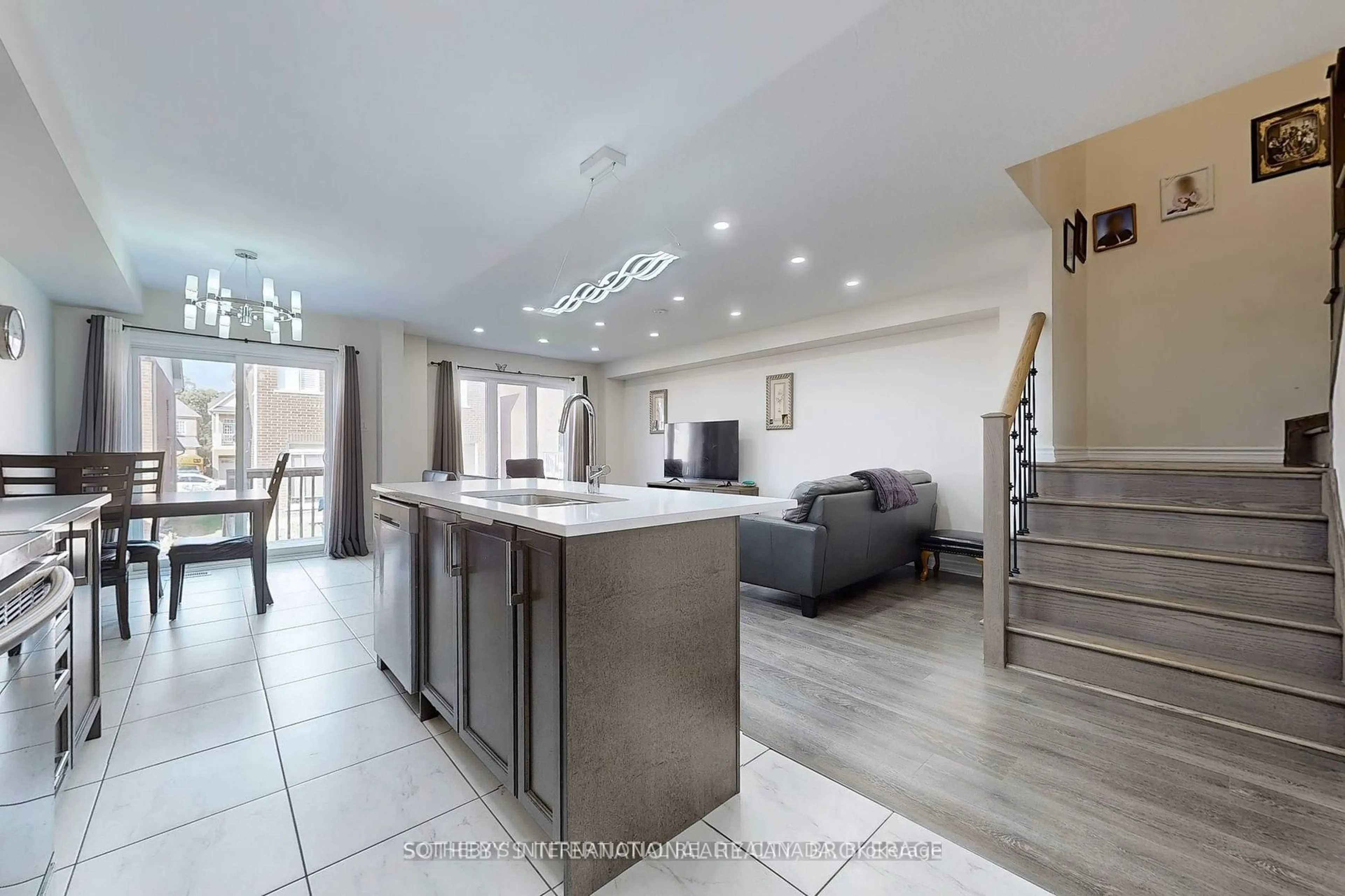 Open concept kitchen, unknown for 7784 White Pine Cres, Niagara Falls Ontario L2H 3R5