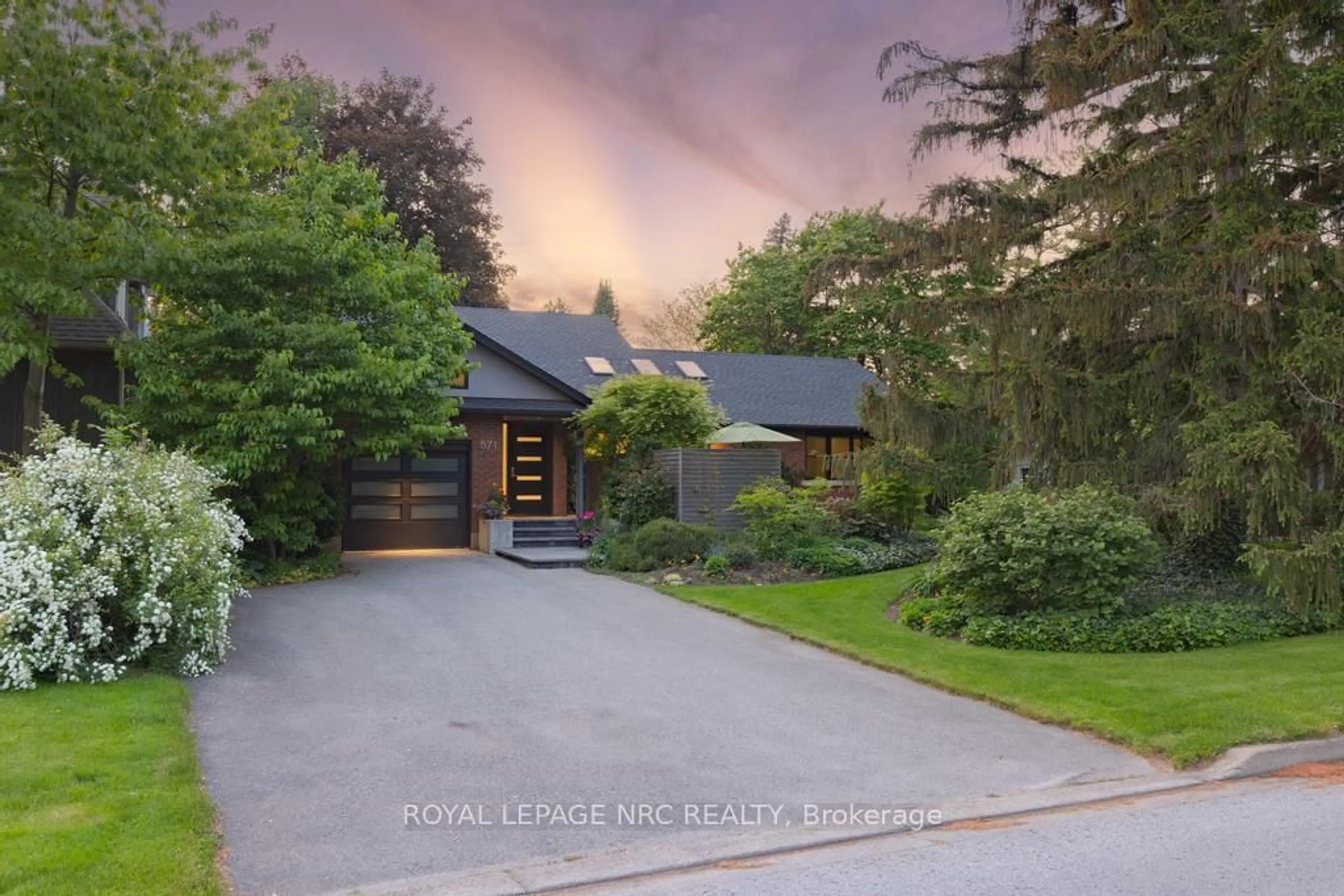 A pic from outside/outdoor area/front of a property/back of a property/a pic from drone, street for 571 Charlotte St, Niagara-on-the-Lake Ontario L0S 1J0