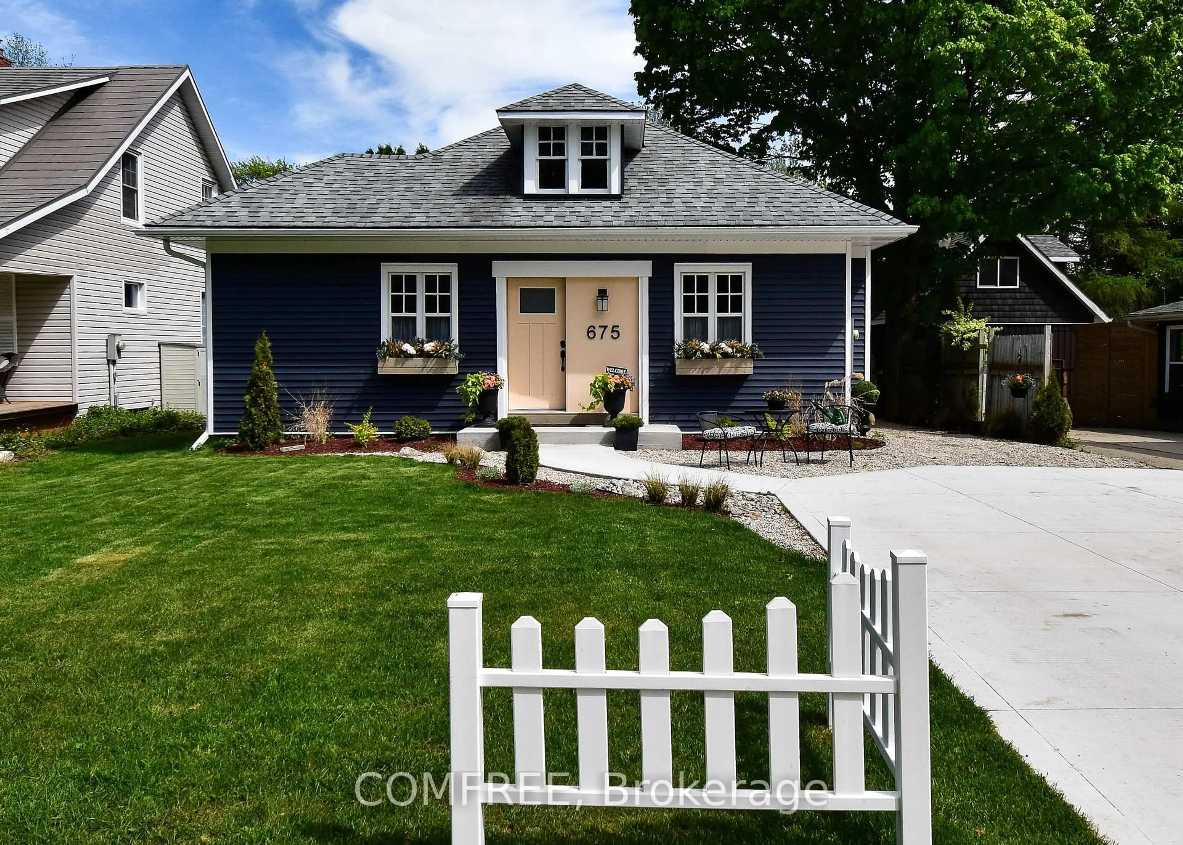 Home with vinyl exterior material, street for 675 Olde Victoria St, Kincardine Ontario N2Z 2A6