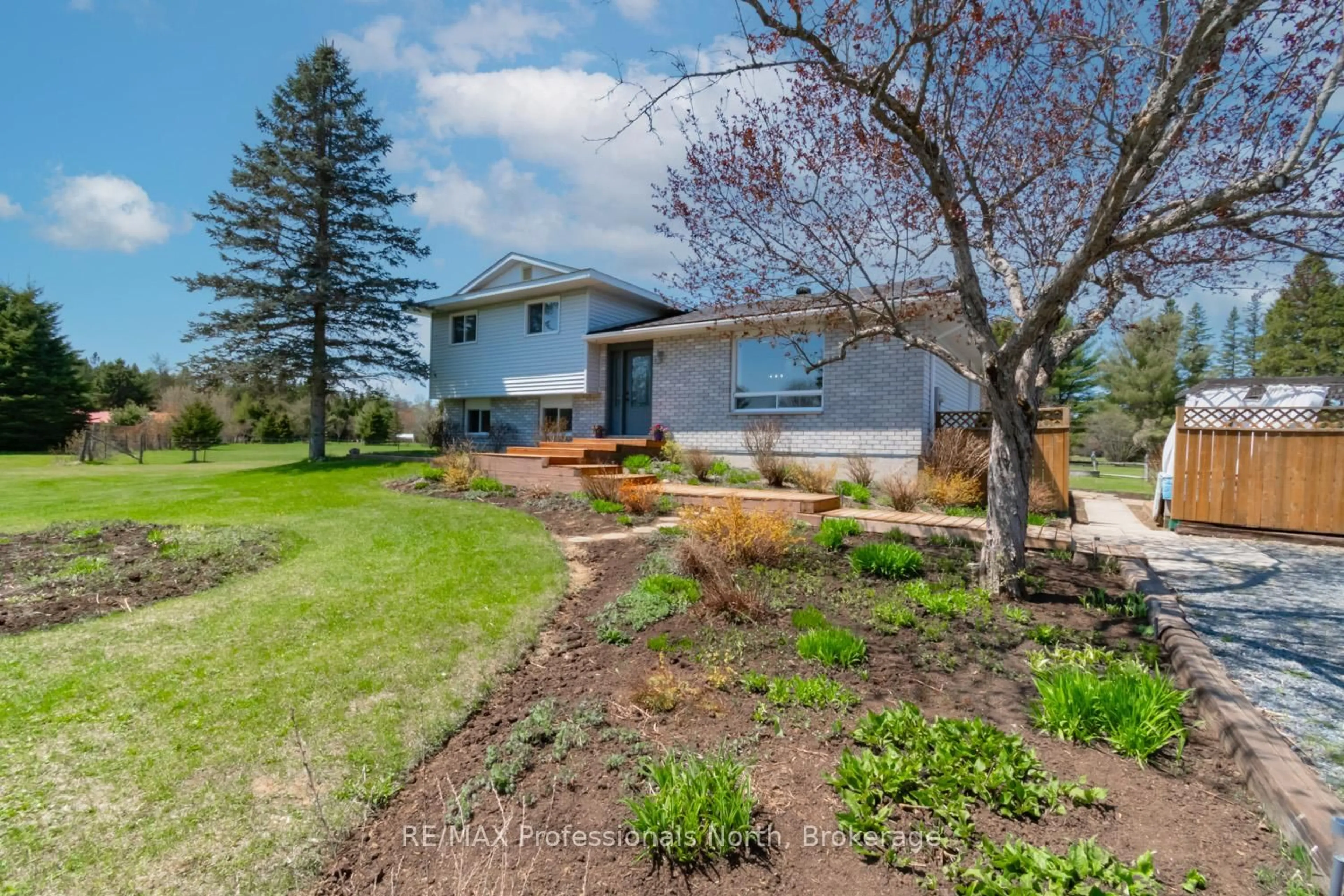 A pic from outside/outdoor area/front of a property/back of a property/a pic from drone, unknown for 1400 Old Muskoka Rd, Huntsville Ontario P0B 1M0