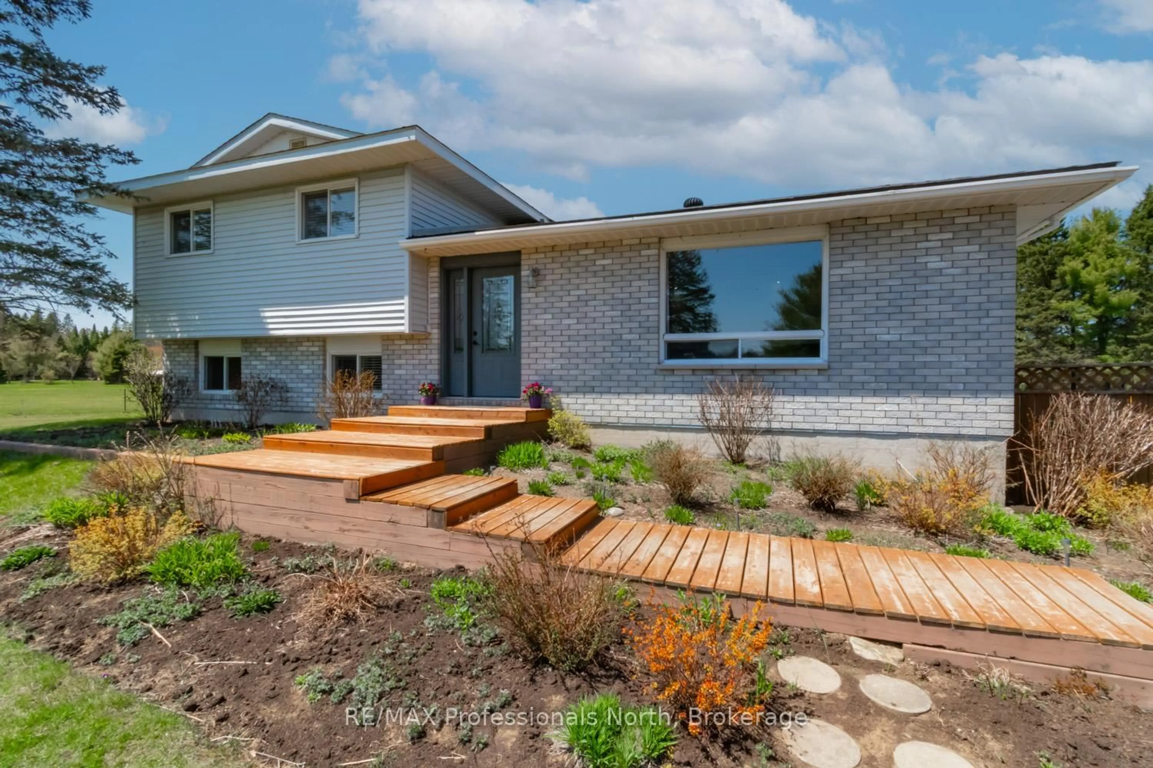 Home with brick exterior material, street for 1400 Old Muskoka Rd, Huntsville Ontario P0B 1M0