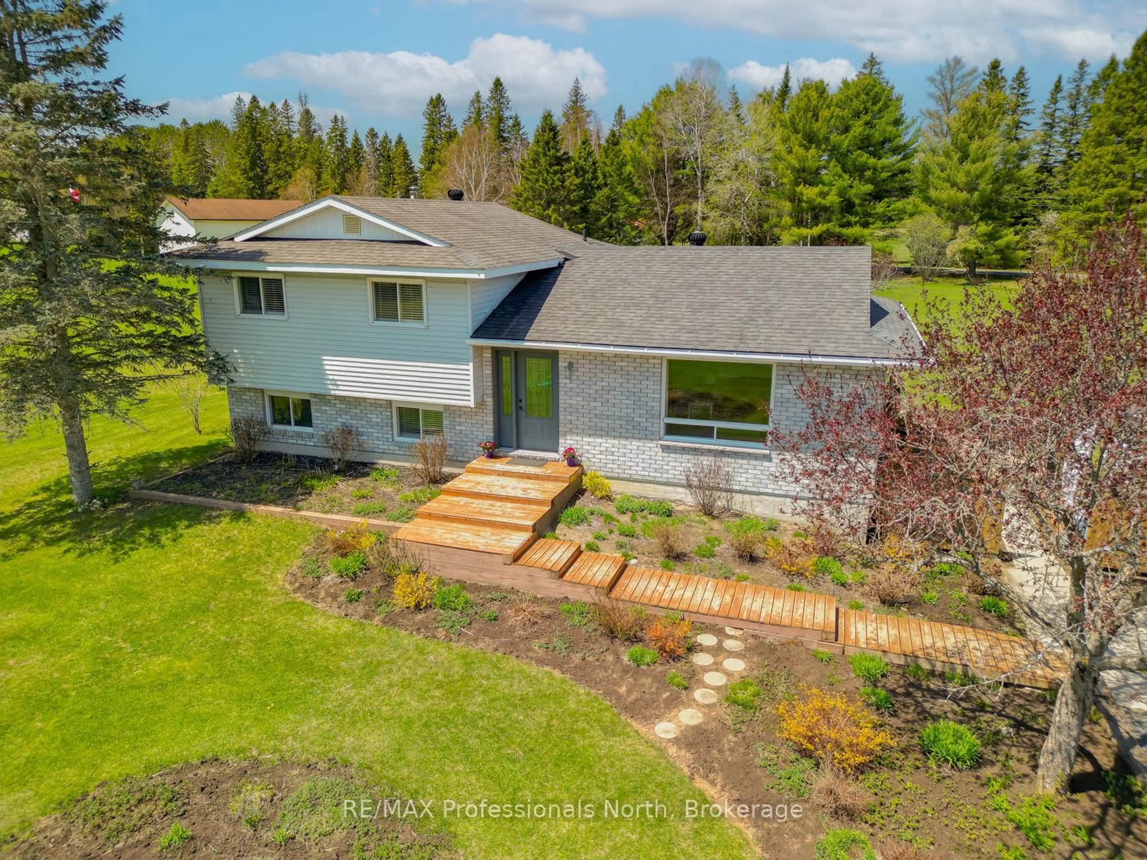 A pic from outside/outdoor area/front of a property/back of a property/a pic from drone, unknown for 1400 Old Muskoka Rd, Huntsville Ontario P0B 1M0