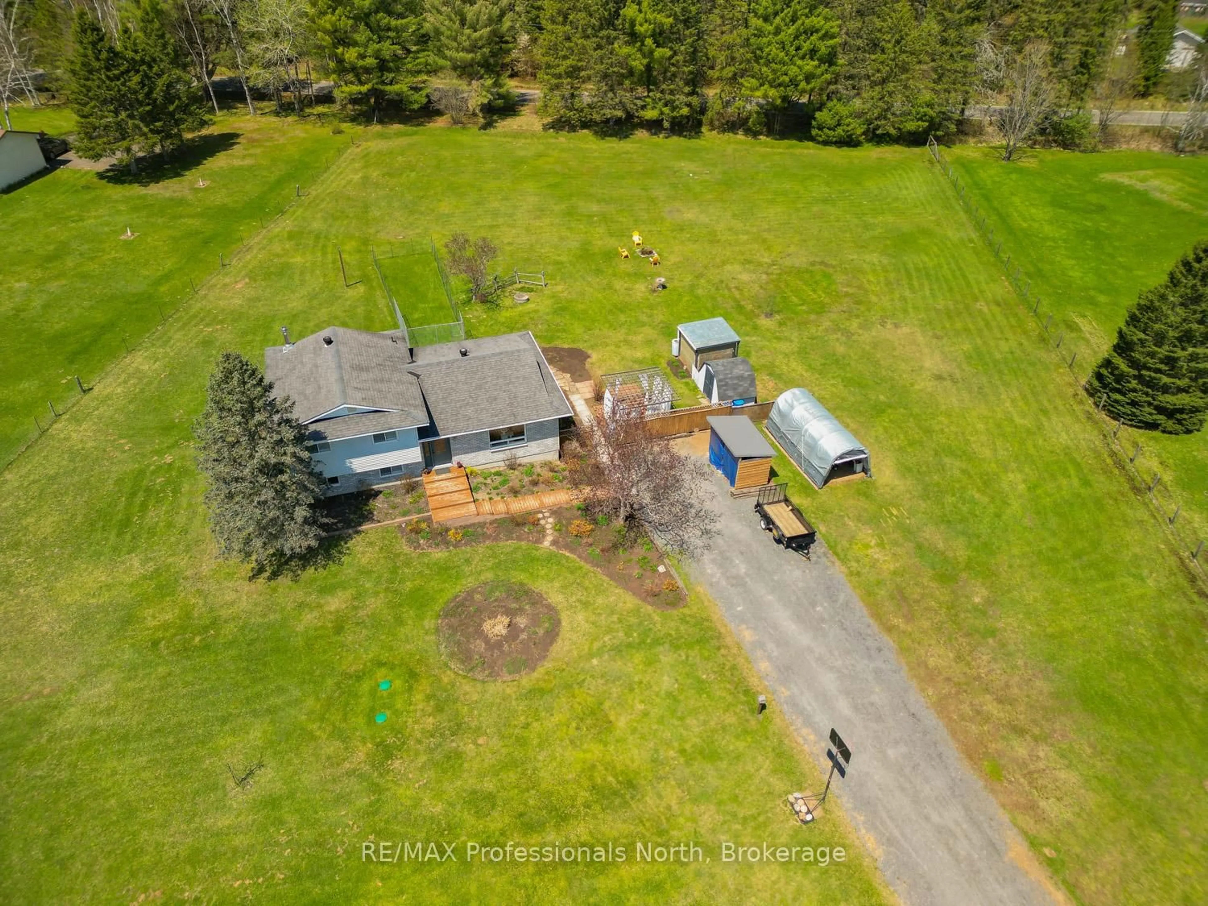 A pic from outside/outdoor area/front of a property/back of a property/a pic from drone, unknown for 1400 Old Muskoka Rd, Huntsville Ontario P0B 1M0