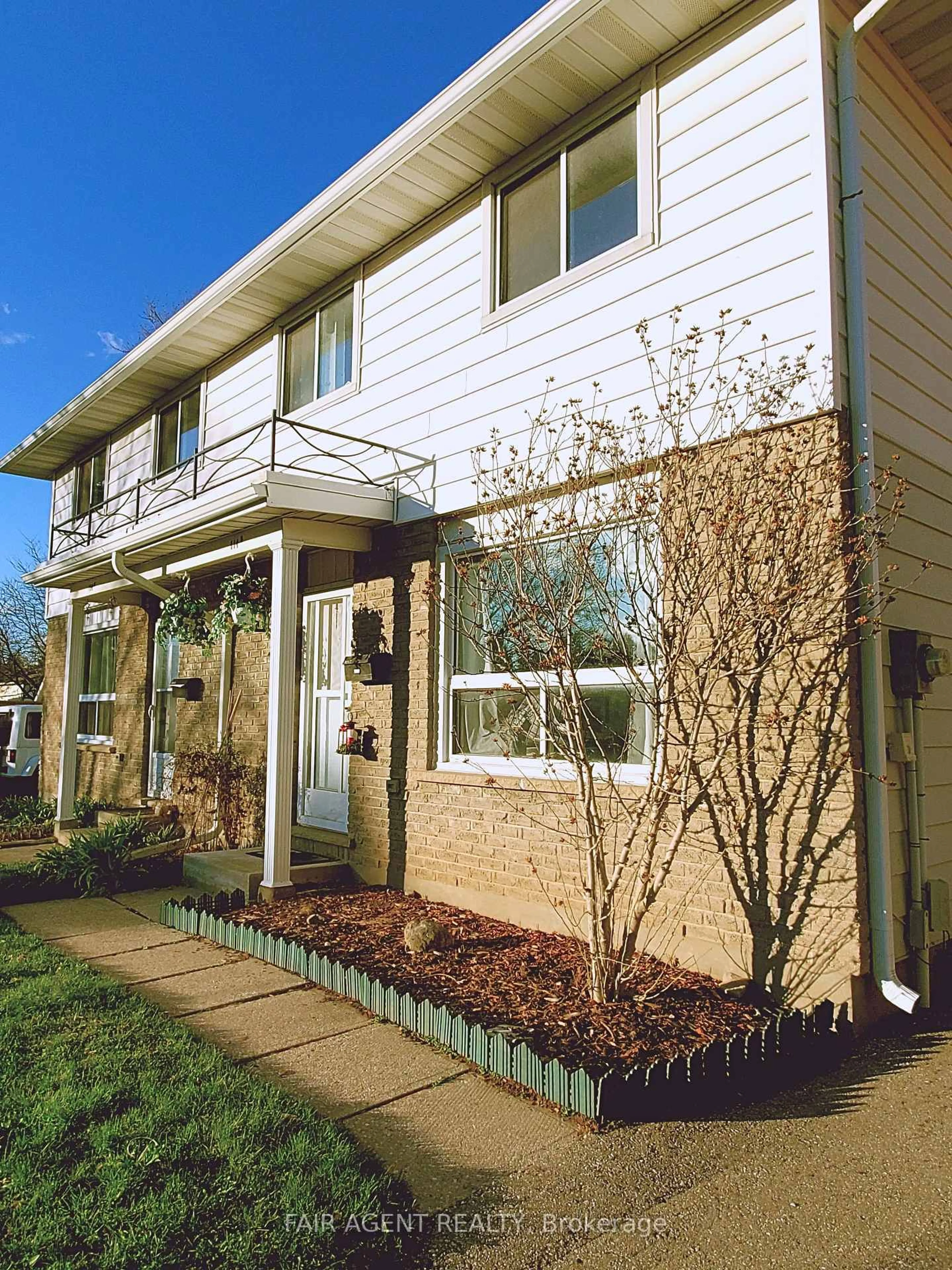 Home with vinyl exterior material, building for 114 Lillian Dr #Unit B, Waterloo Ontario N2J 4J9