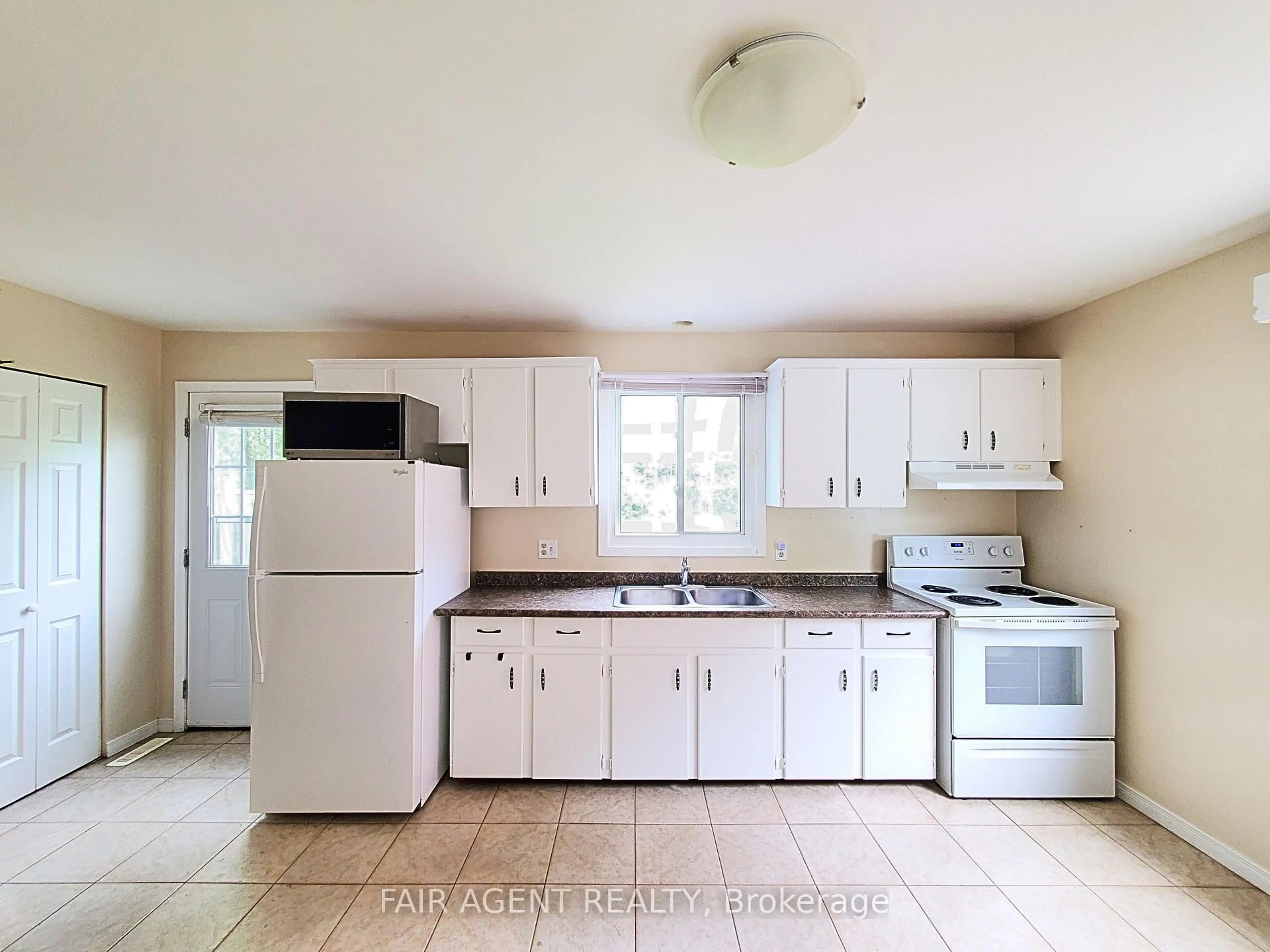 Standard kitchen, unknown for 114 Lillian Dr #Unit B, Waterloo Ontario N2J 4J9