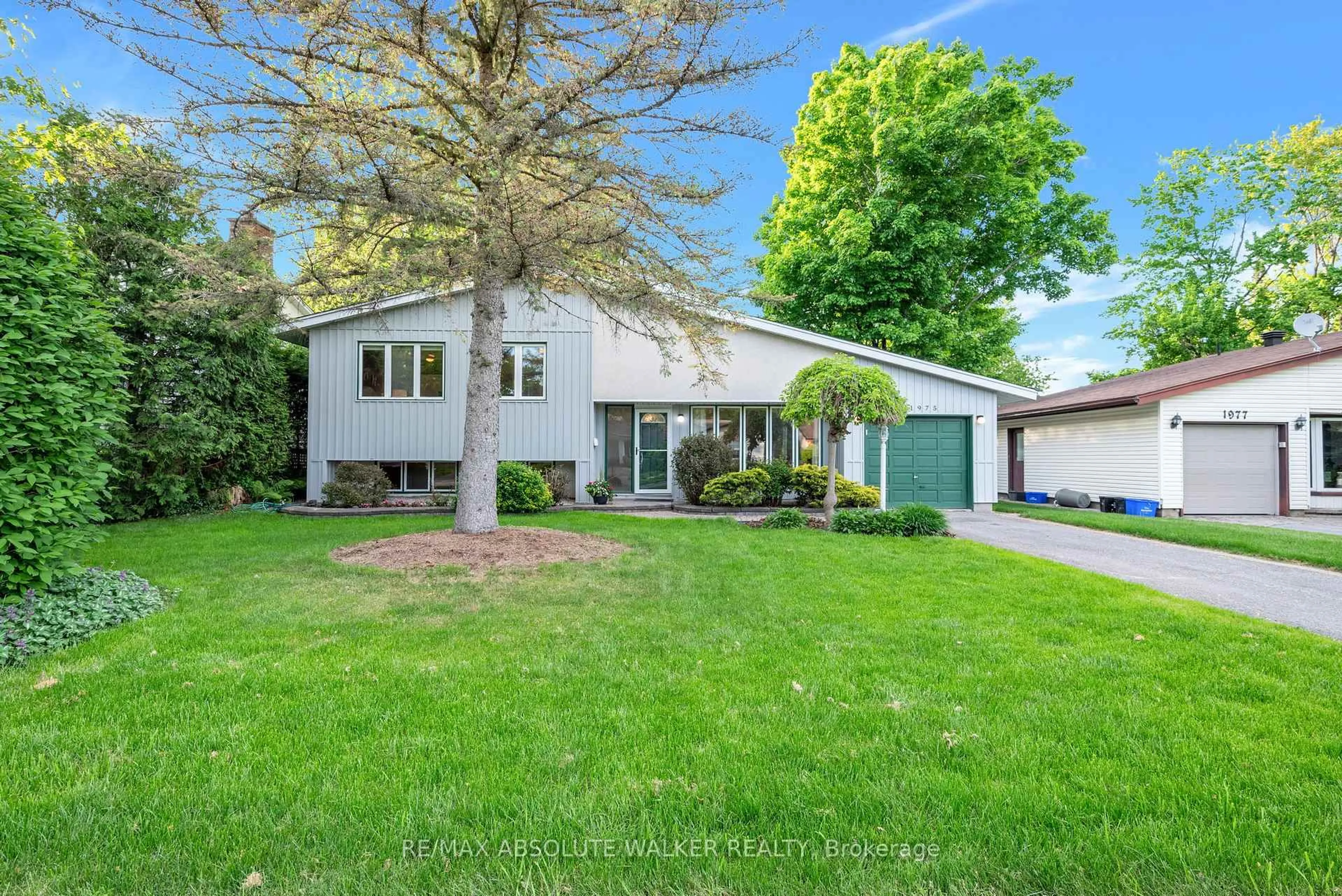 Home with vinyl exterior material, street for 1975 Oakdean Cres, Ottawa Ontario K1J 6H6