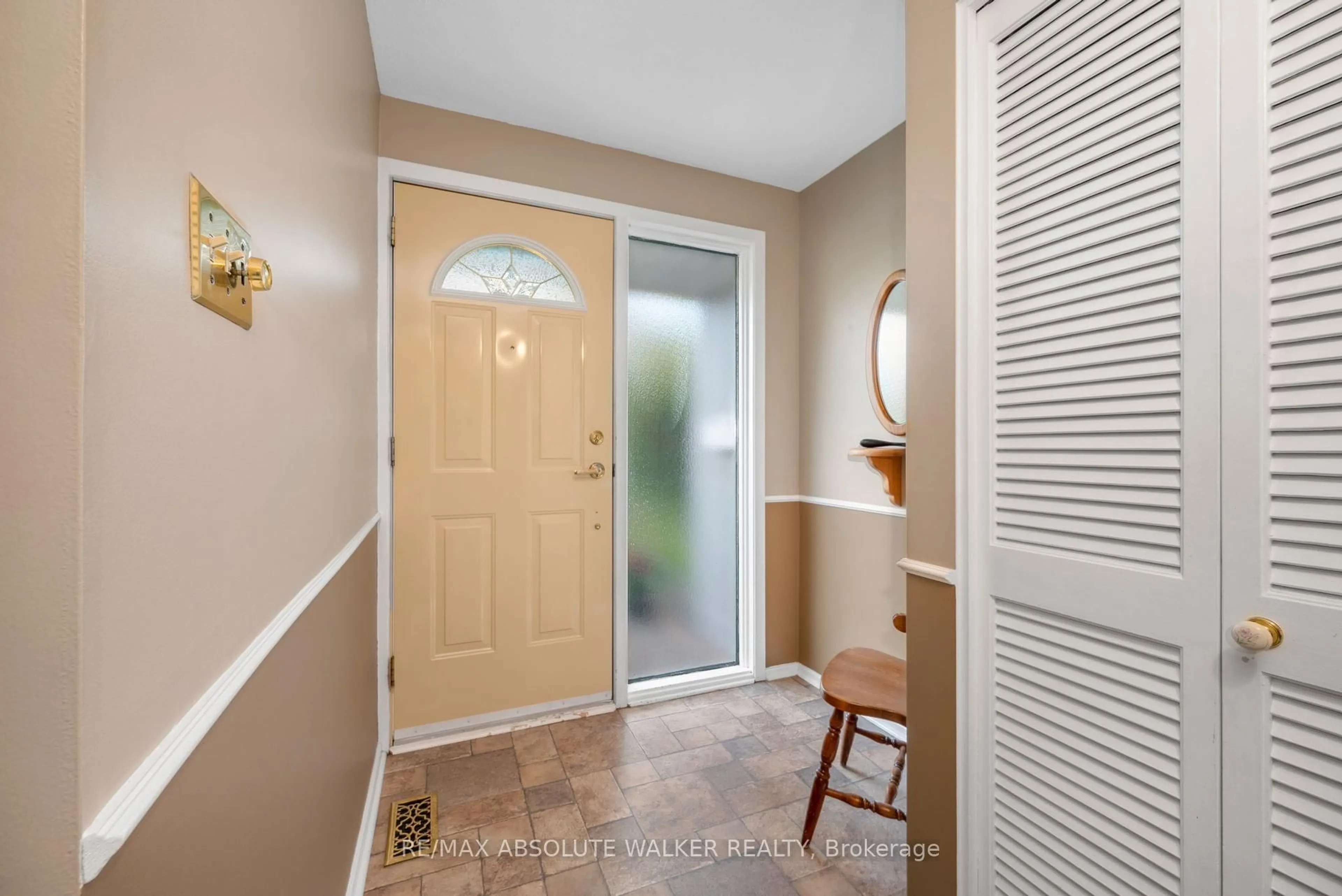 Indoor entryway for 1975 Oakdean Cres, Ottawa Ontario K1J 6H6