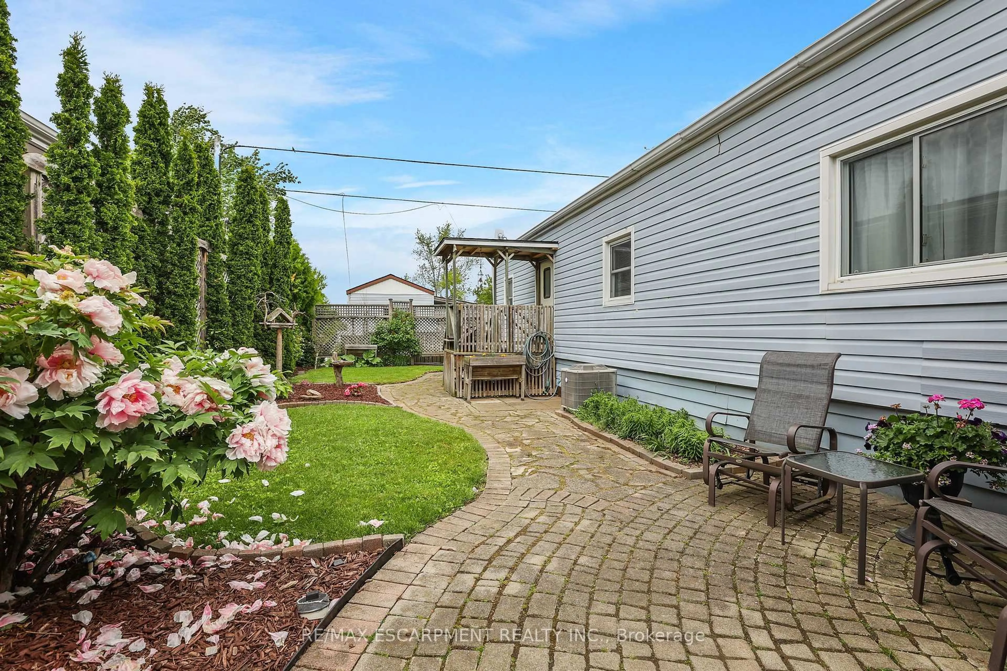 Patio, street for 4597 Deborah Lane, Lincoln Ontario L3J 0W1