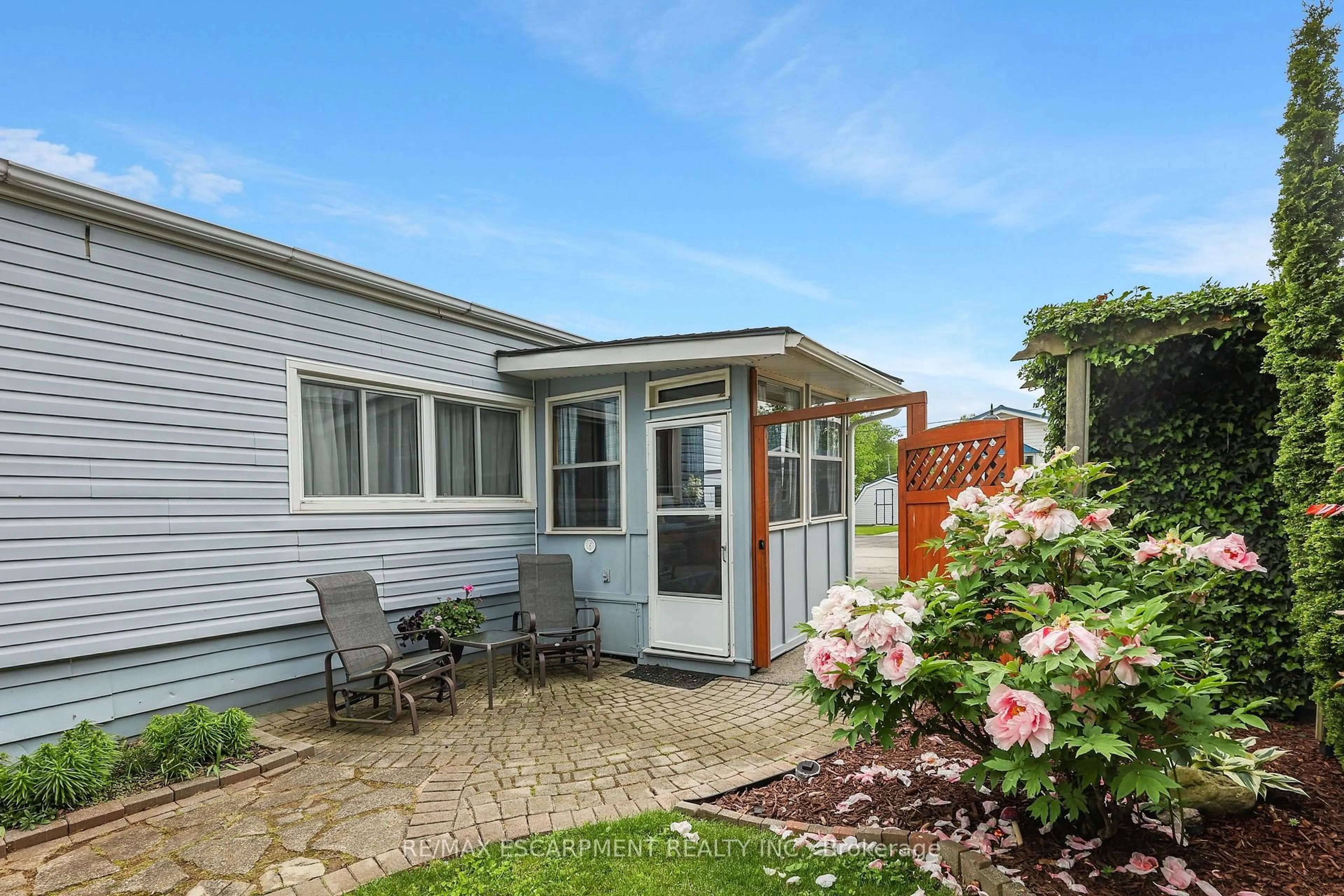 Patio, street for 4597 Deborah Lane, Lincoln Ontario L3J 0W1