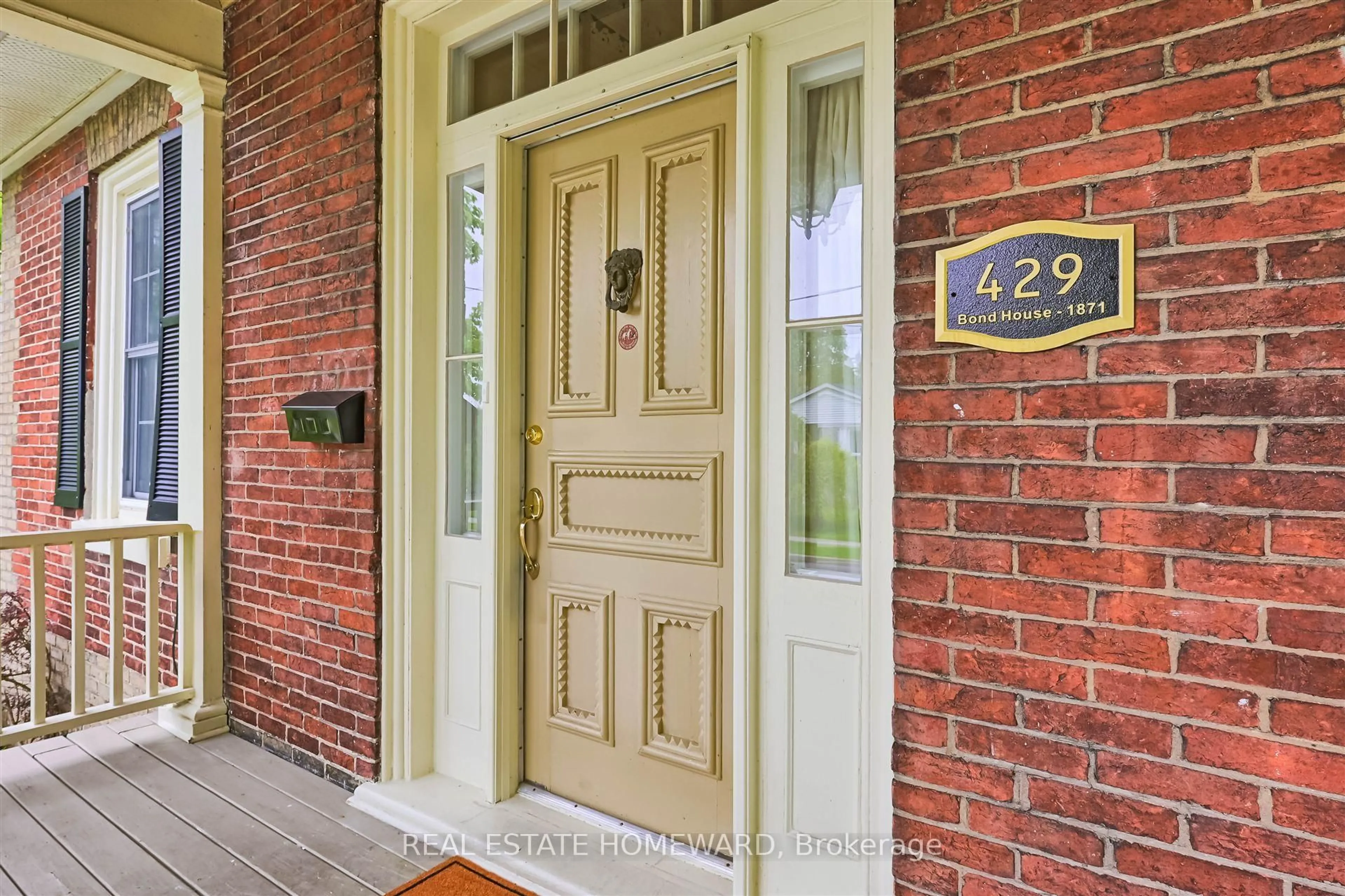 Indoor entryway for 429 George St, Cobourg Ontario K9A 3M7