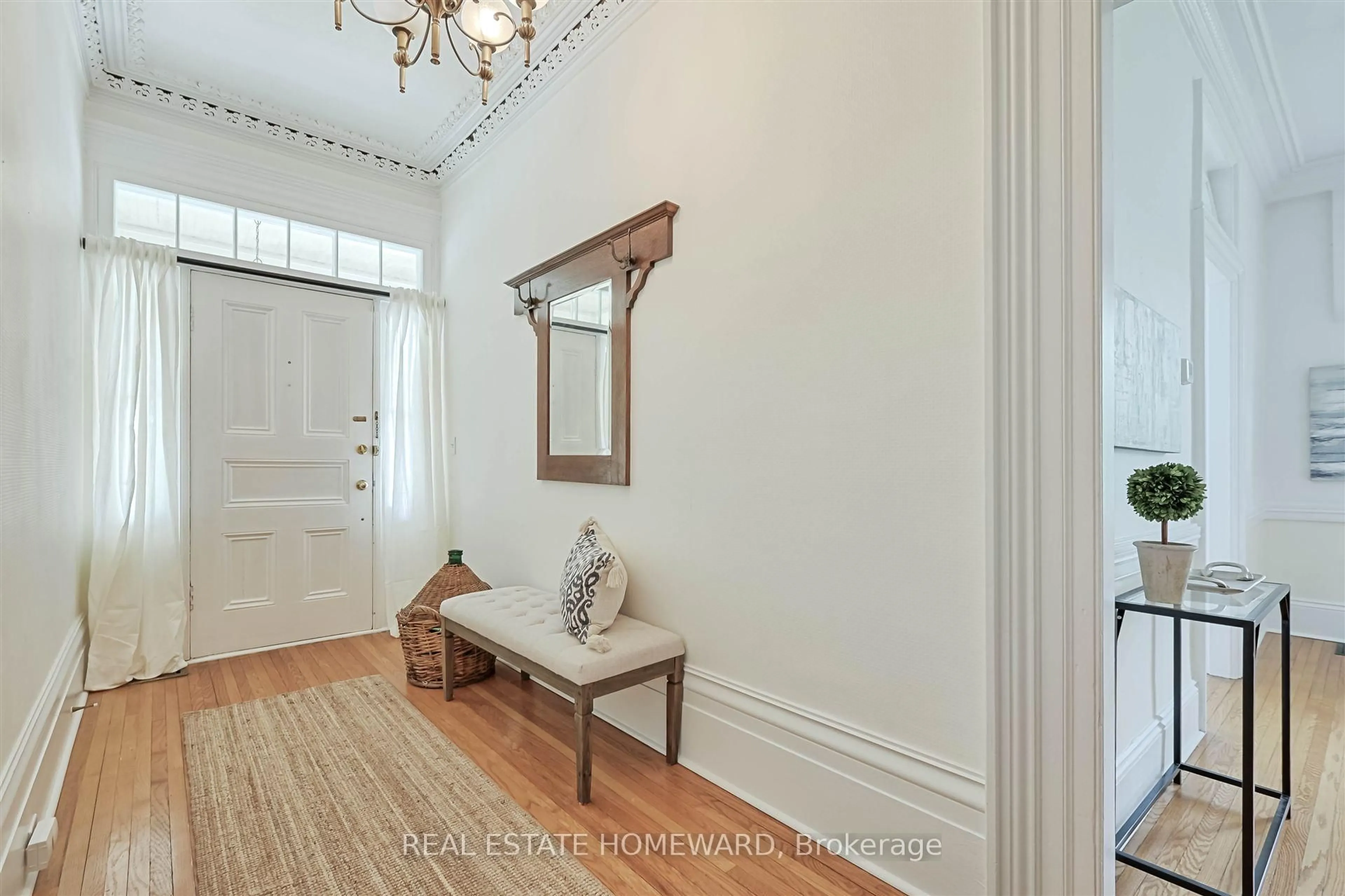 Indoor entryway for 429 George St, Cobourg Ontario K9A 3M7