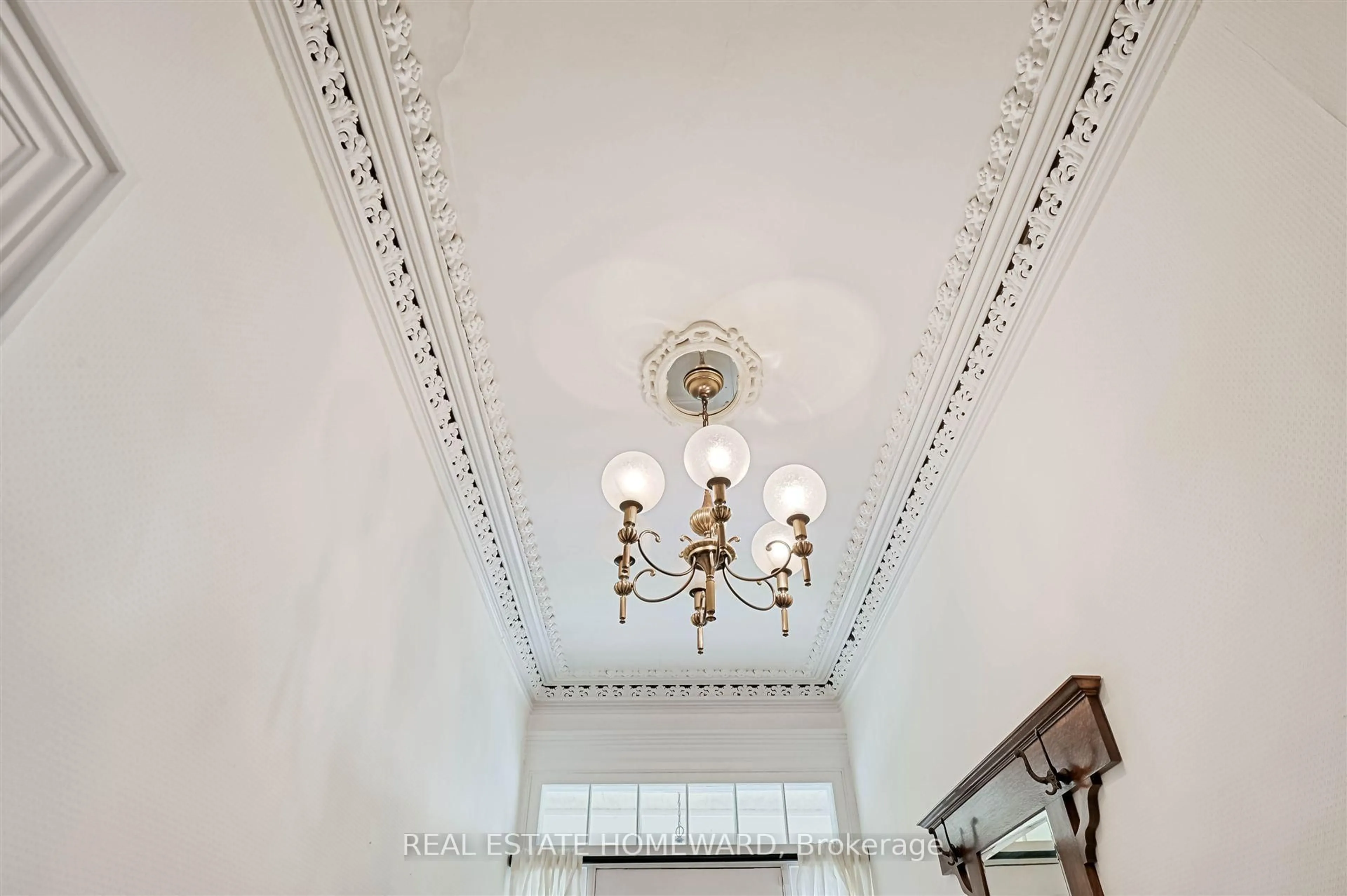Indoor foyer for 429 George St, Cobourg Ontario K9A 3M7