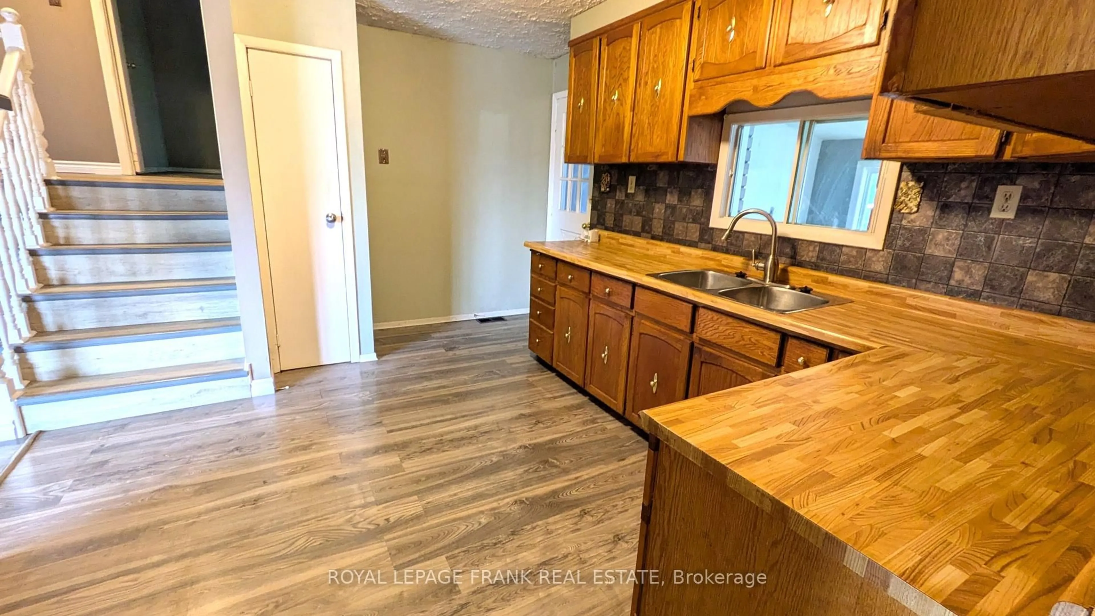Standard kitchen, wood/laminate floor for 21 Victoria St, Limoges Ontario K0K 2M0