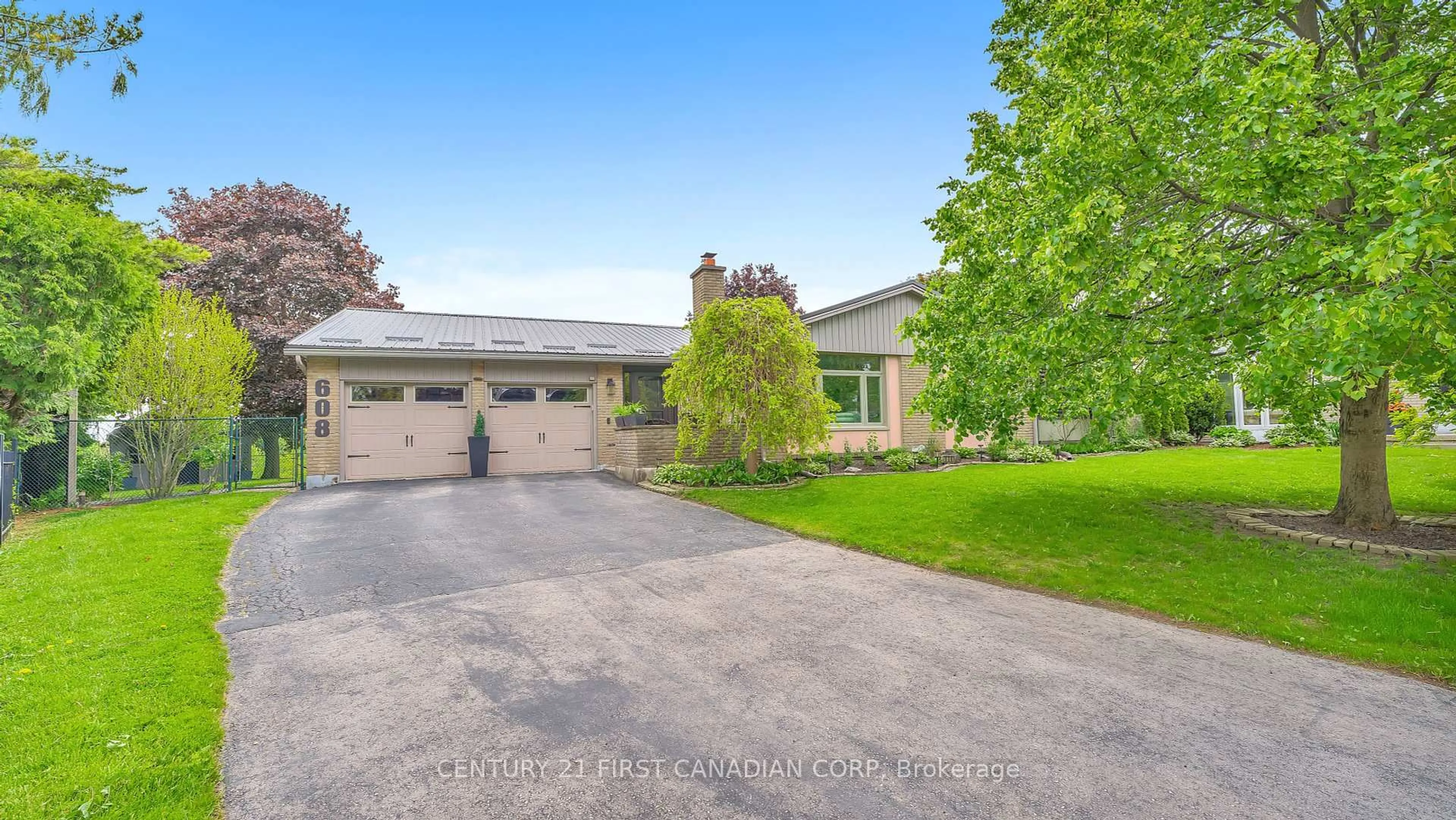 A pic from outside/outdoor area/front of a property/back of a property/a pic from drone, street for 608 Fox Mill Pl, London South Ontario N6J 2B2
