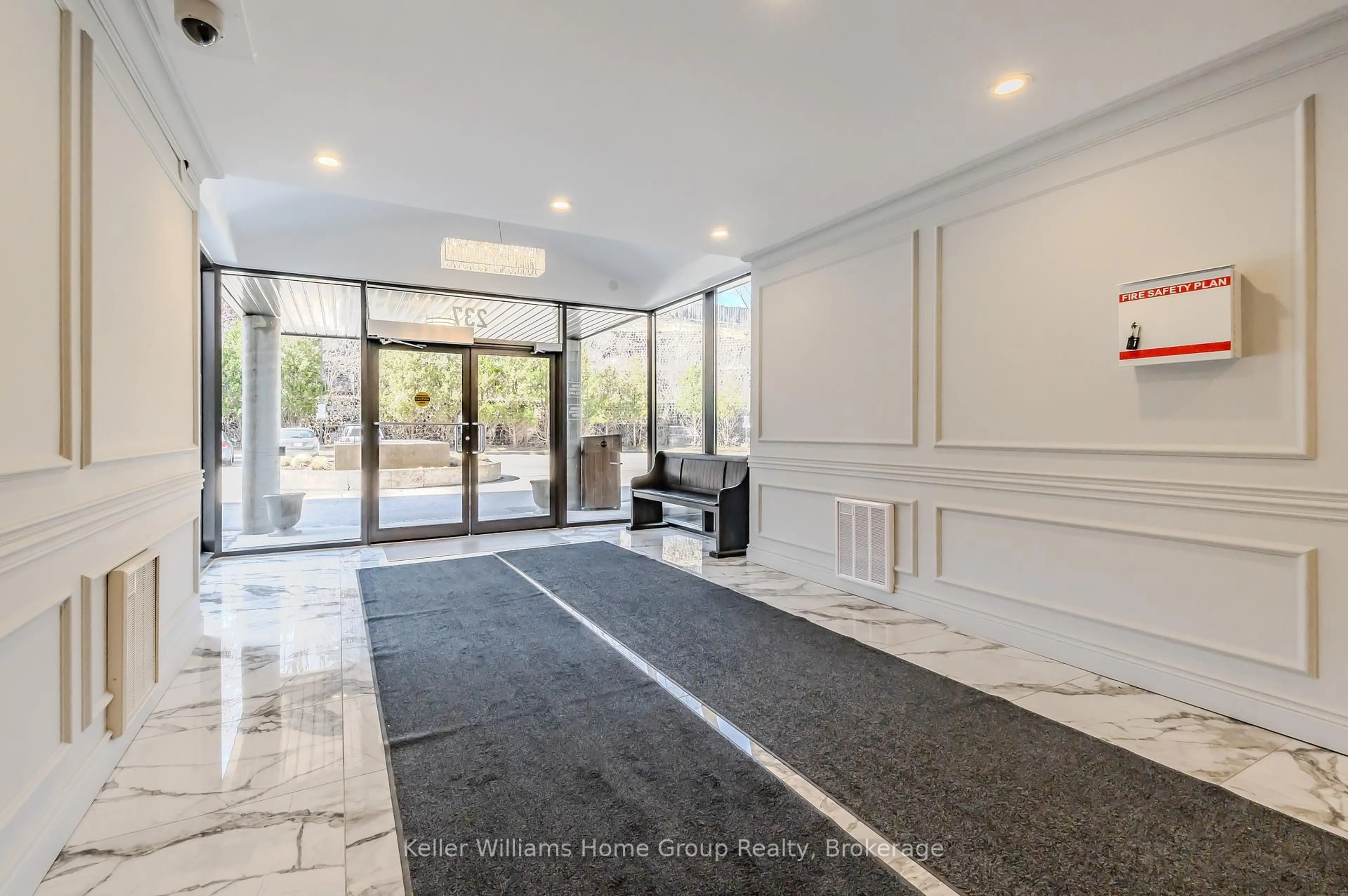 Indoor foyer for 237 King St #1008, Cambridge Ontario N3H 5L2