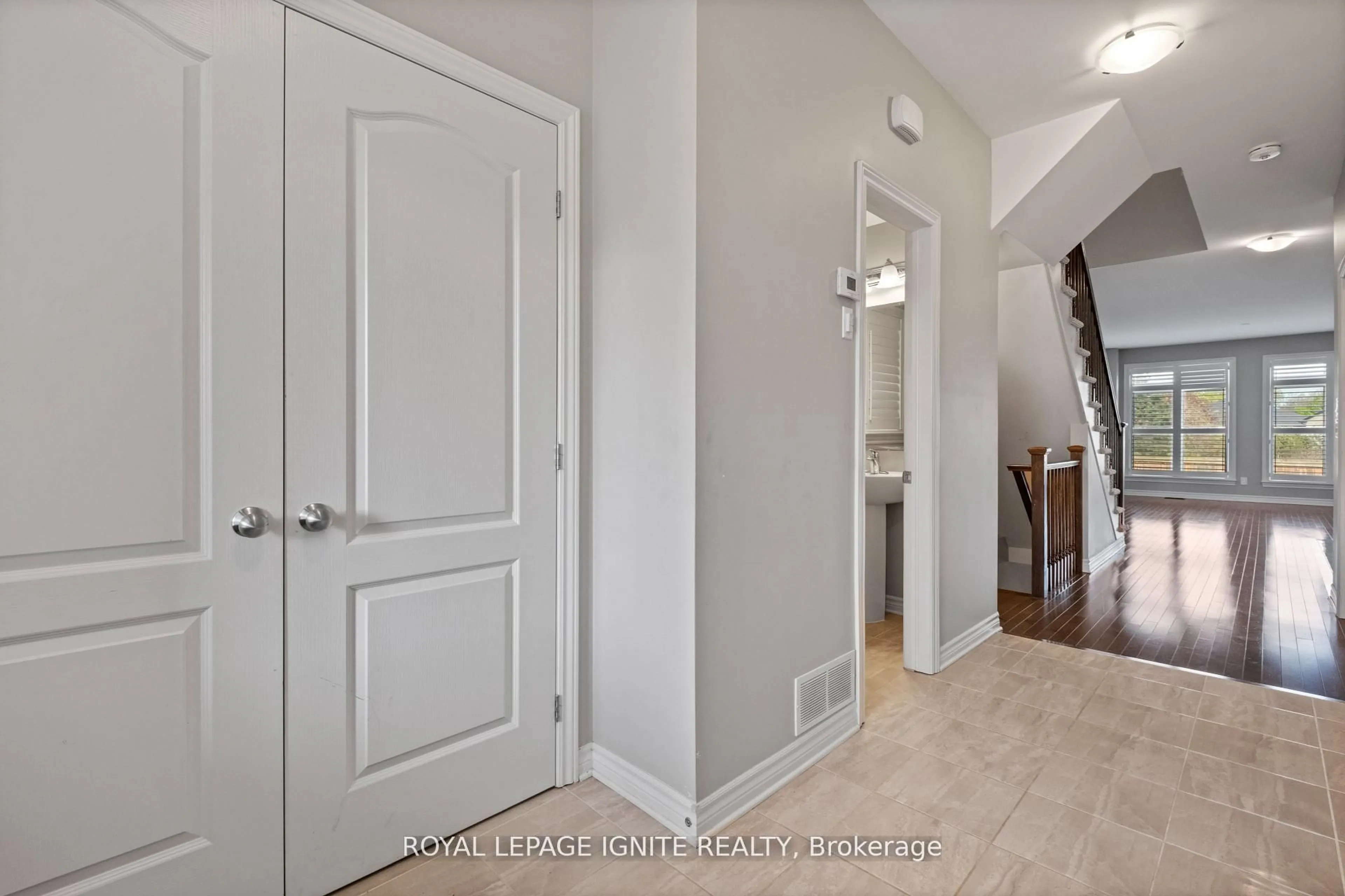 Indoor entryway for 866 Riverview Way, Kingston Ontario K7K 0J2