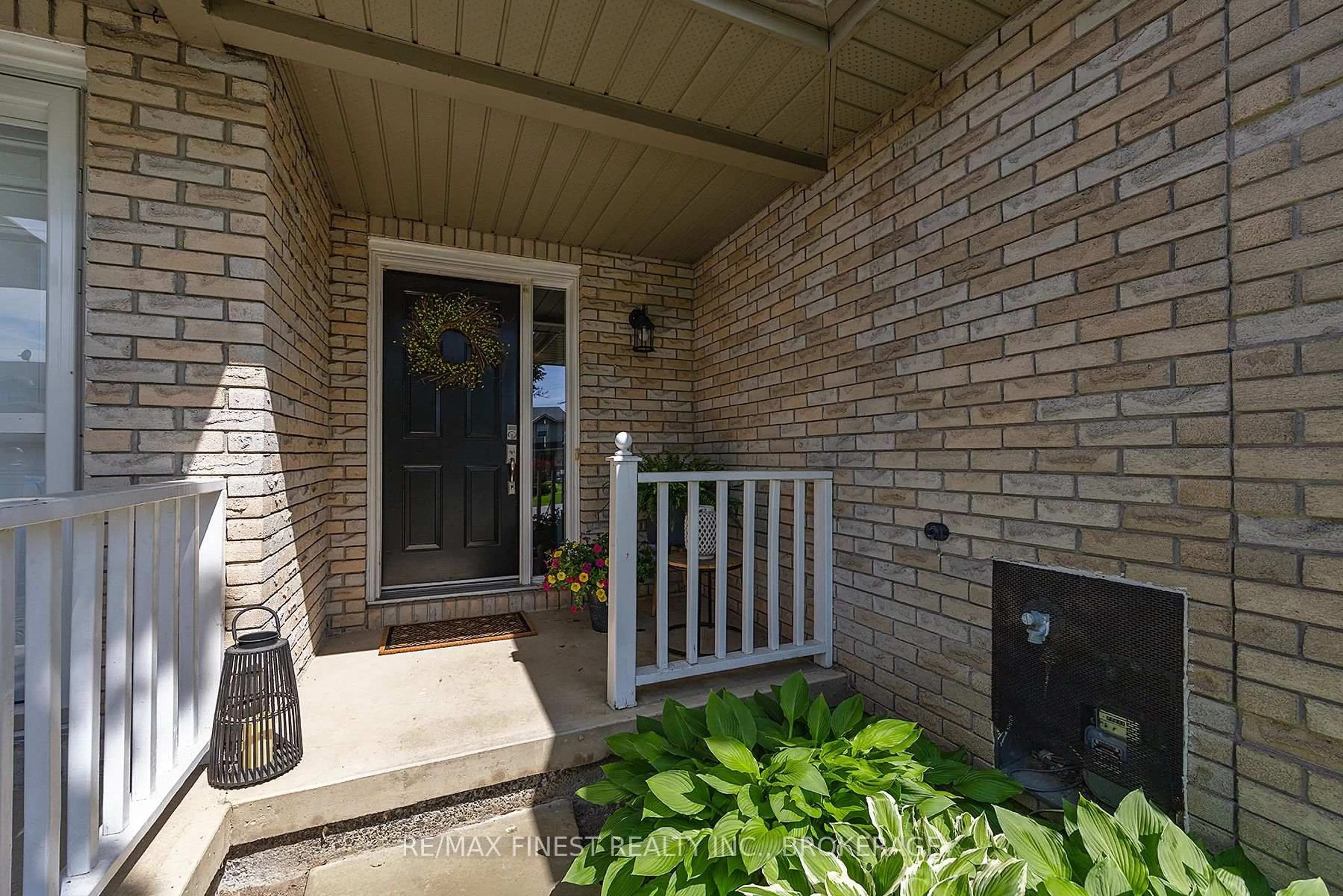 Indoor entryway for 546 Garden St, Gananoque Ontario K7G 3E2