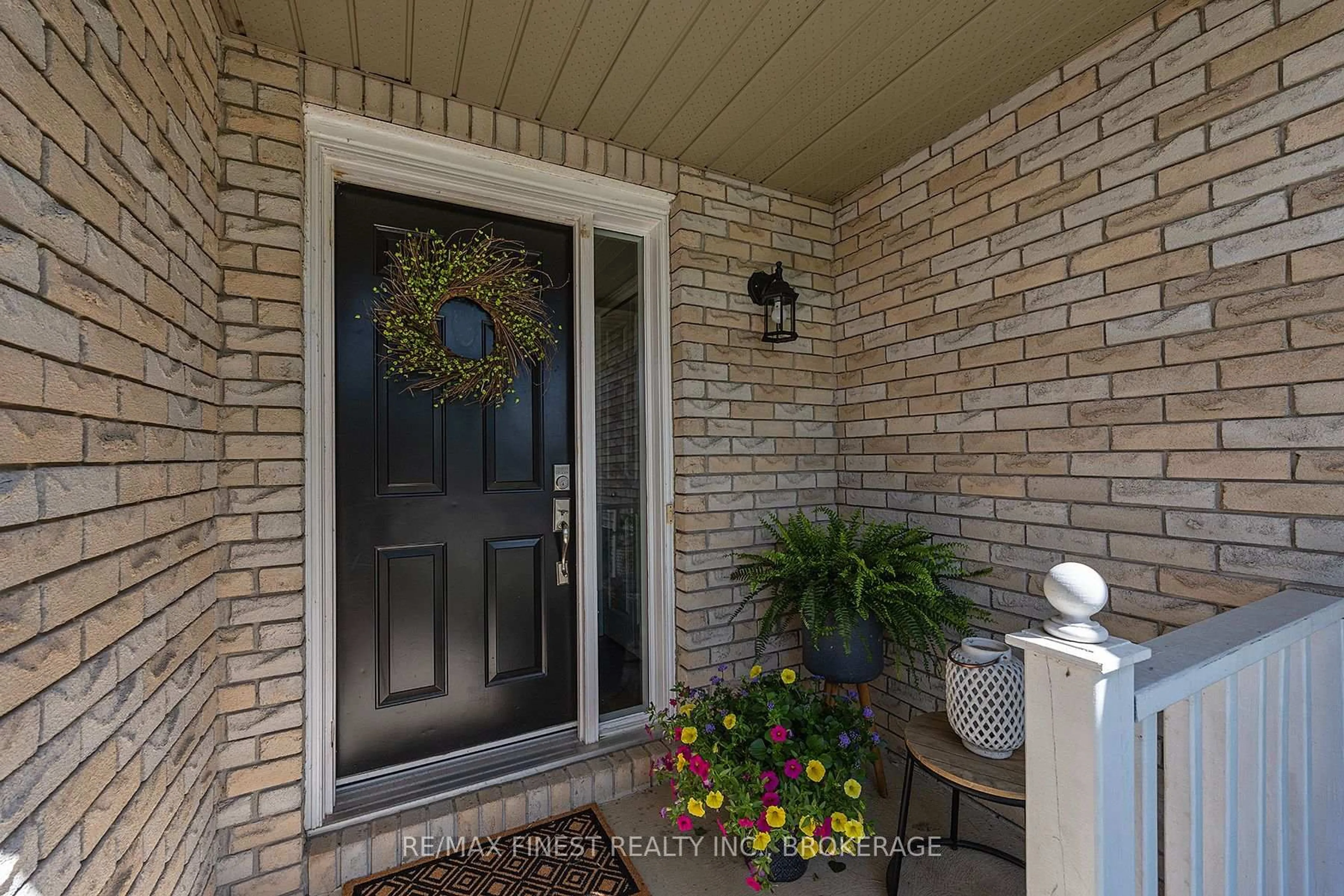 Indoor entryway for 546 Garden St, Gananoque Ontario K7G 3E2