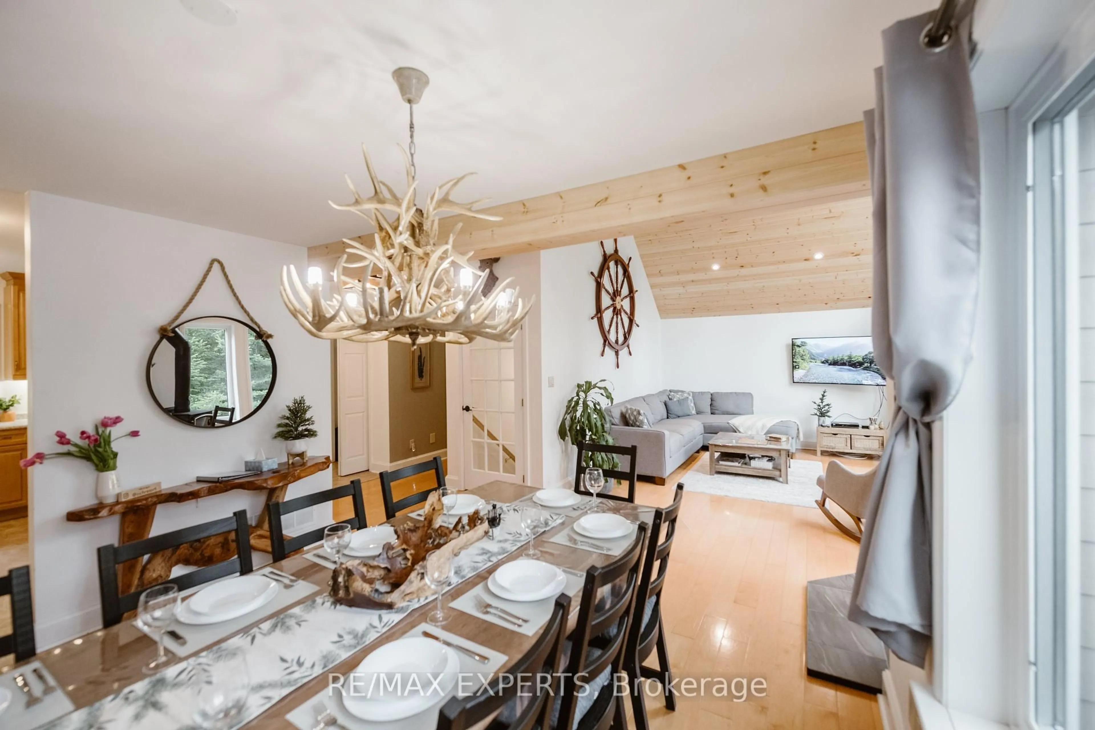 Dining room, wood/laminate floor for 1216 Miriam Dr, Bracebridge Ontario P1L 1X1