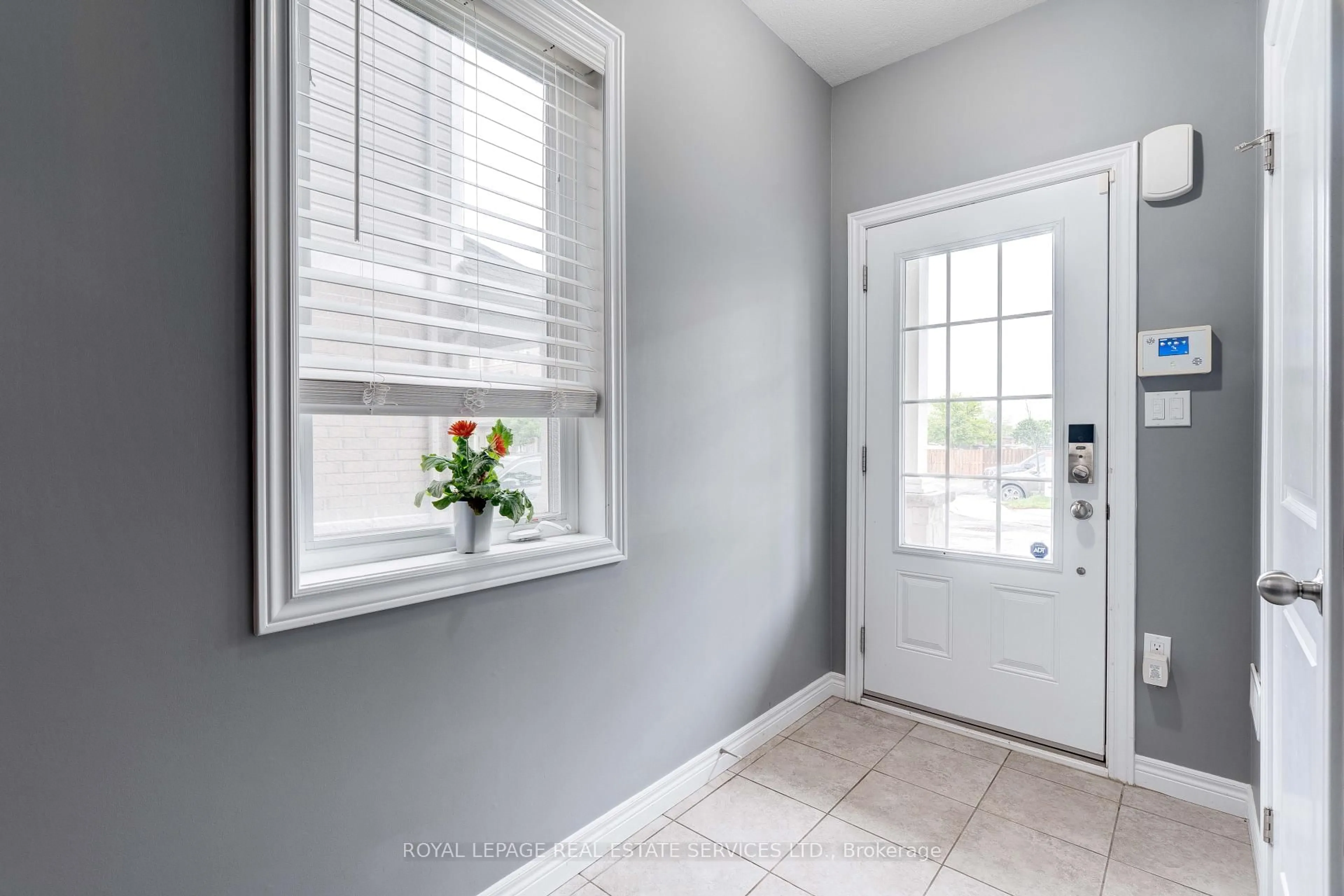 Indoor entryway for 122 Dundas St #17, Hamilton Ontario L9H 7N3