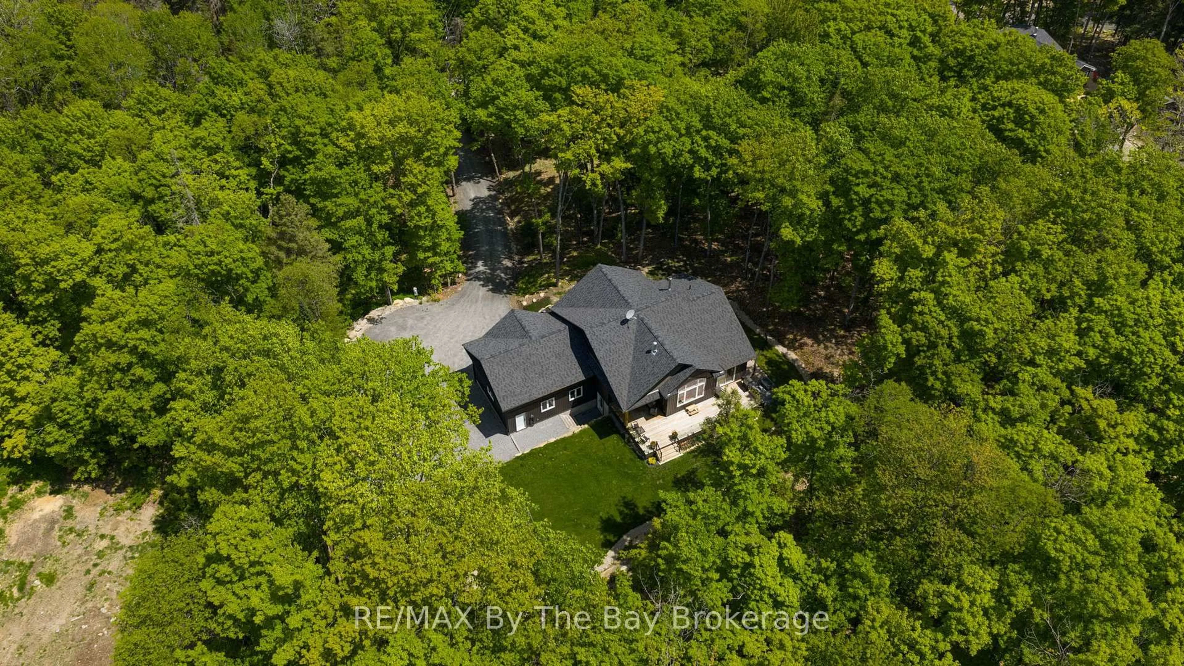 A pic from outside/outdoor area/front of a property/back of a property/a pic from drone, unknown for 76 Old Aspdin Rd, Huntsville Ontario P0B 1M0