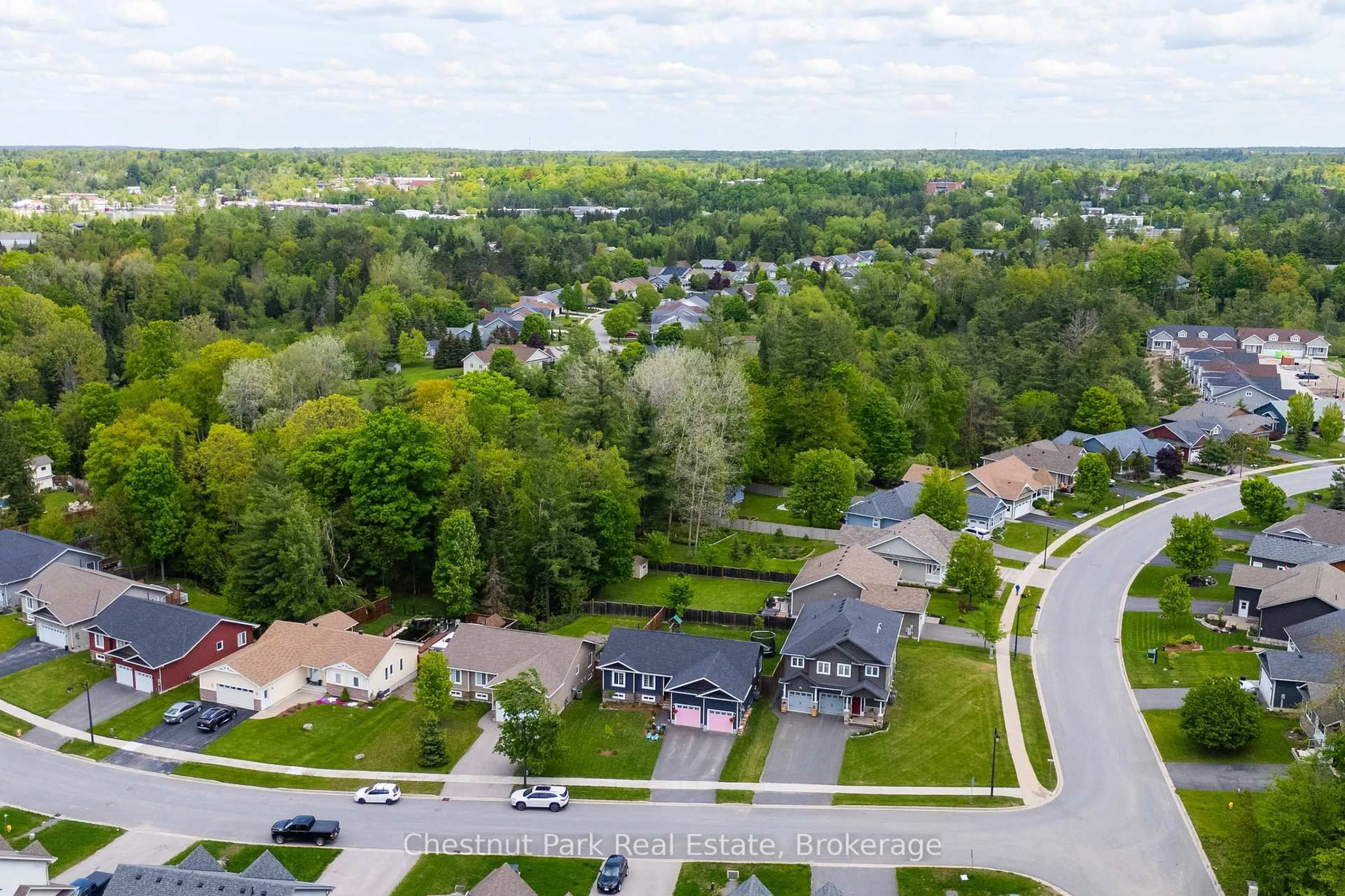 A pic from outside/outdoor area/front of a property/back of a property/a pic from drone, unknown for 3 Macarthur Dr, Bracebridge Ontario P1L 0A8