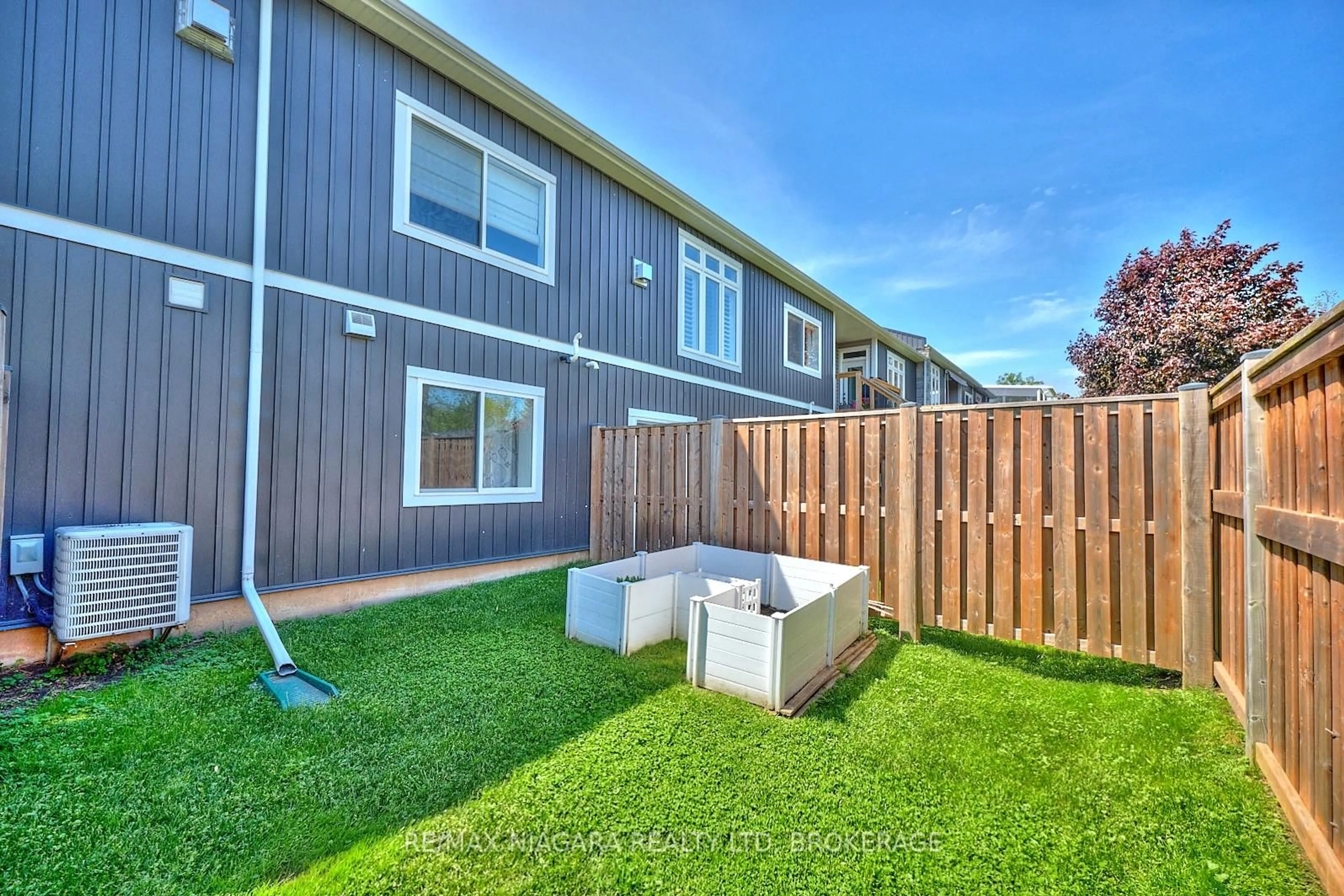 Patio, unknown for 220 Alderson Crt, Fort Erie Ontario L0S 1B0