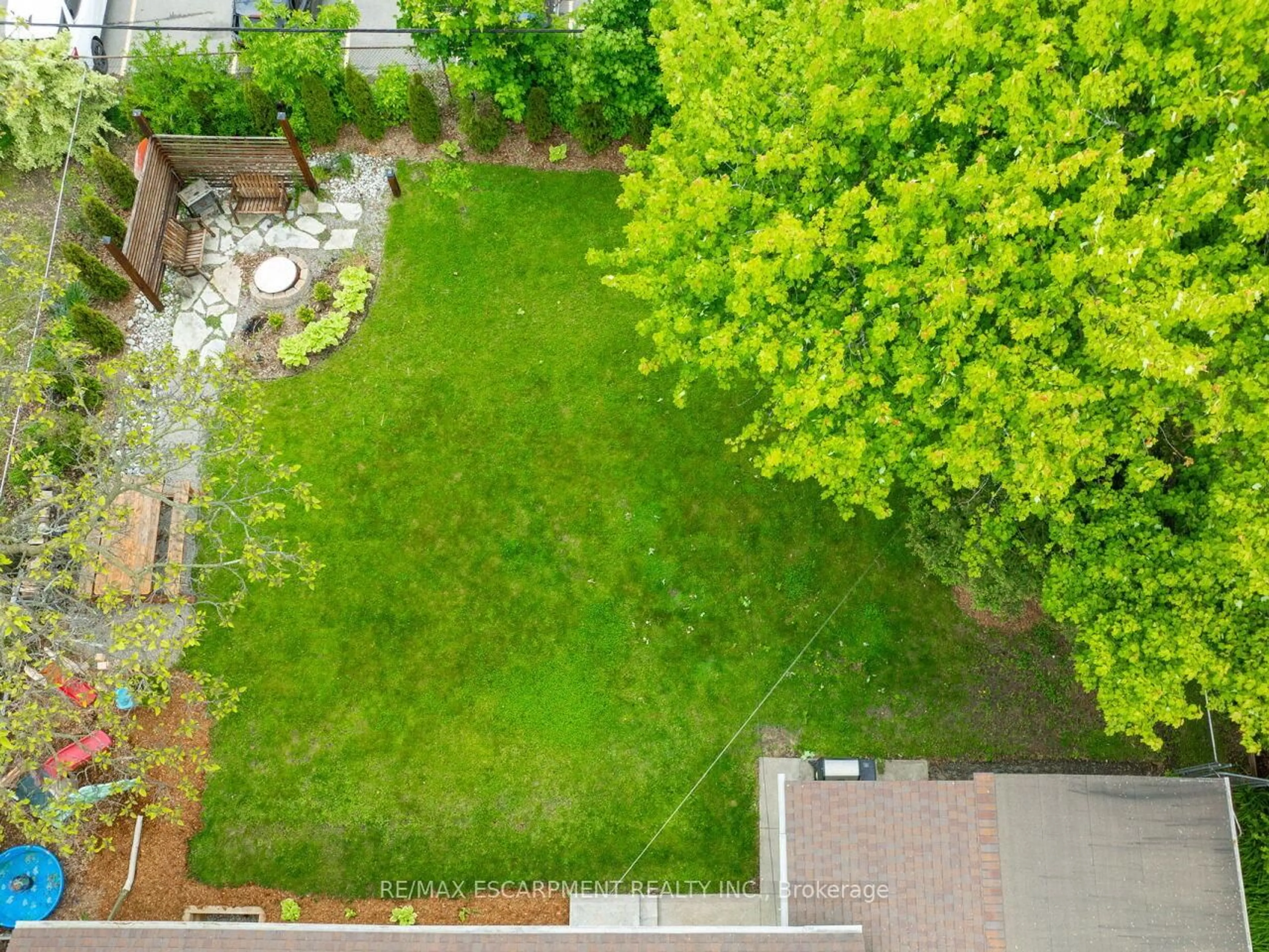 A pic from outside/outdoor area/front of a property/back of a property/a pic from drone, unknown for 133 Willson Rd, Welland Ontario L3C 2T5
