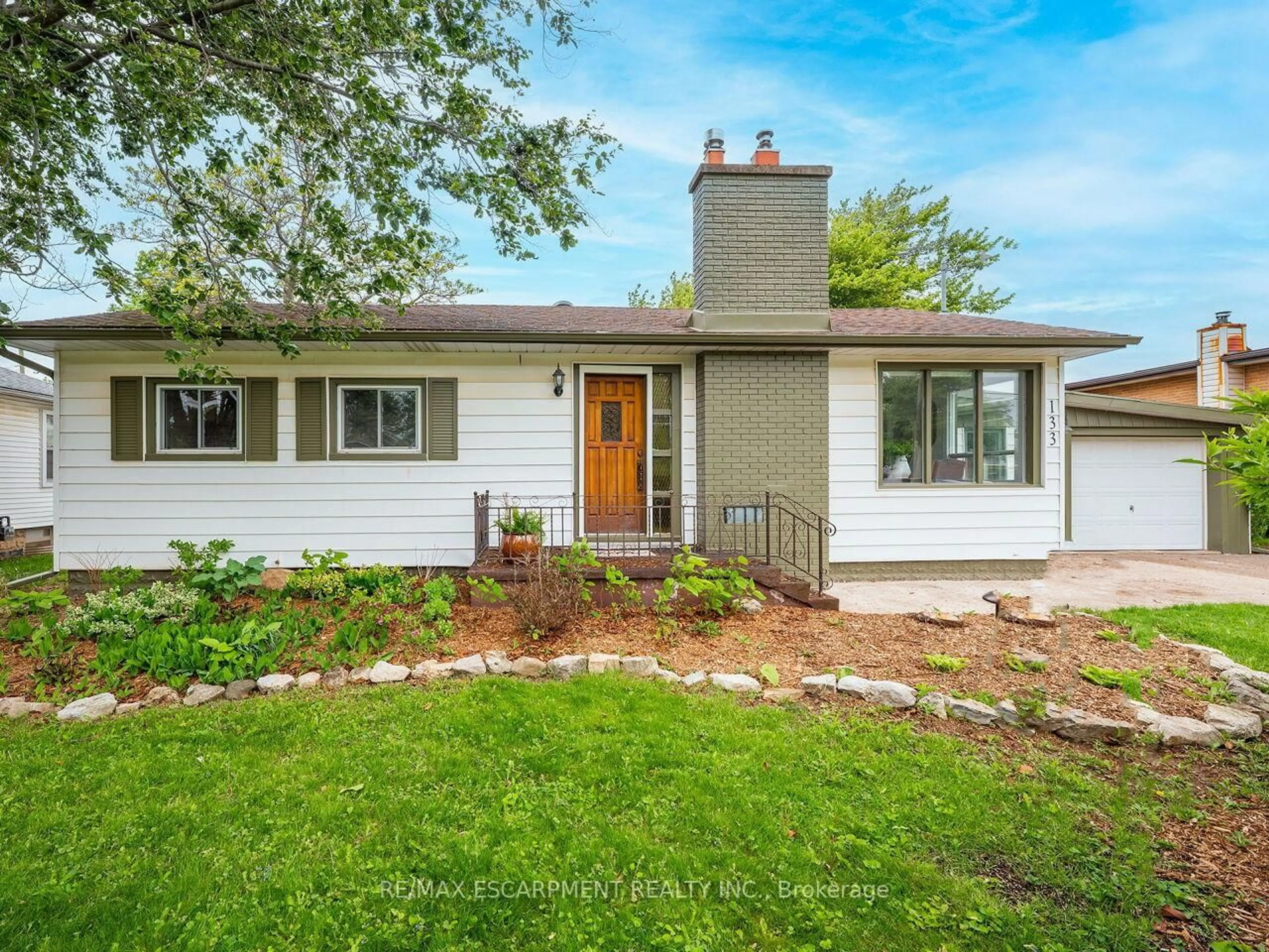 Home with vinyl exterior material, street for 133 Willson Rd, Welland Ontario L3C 2T5
