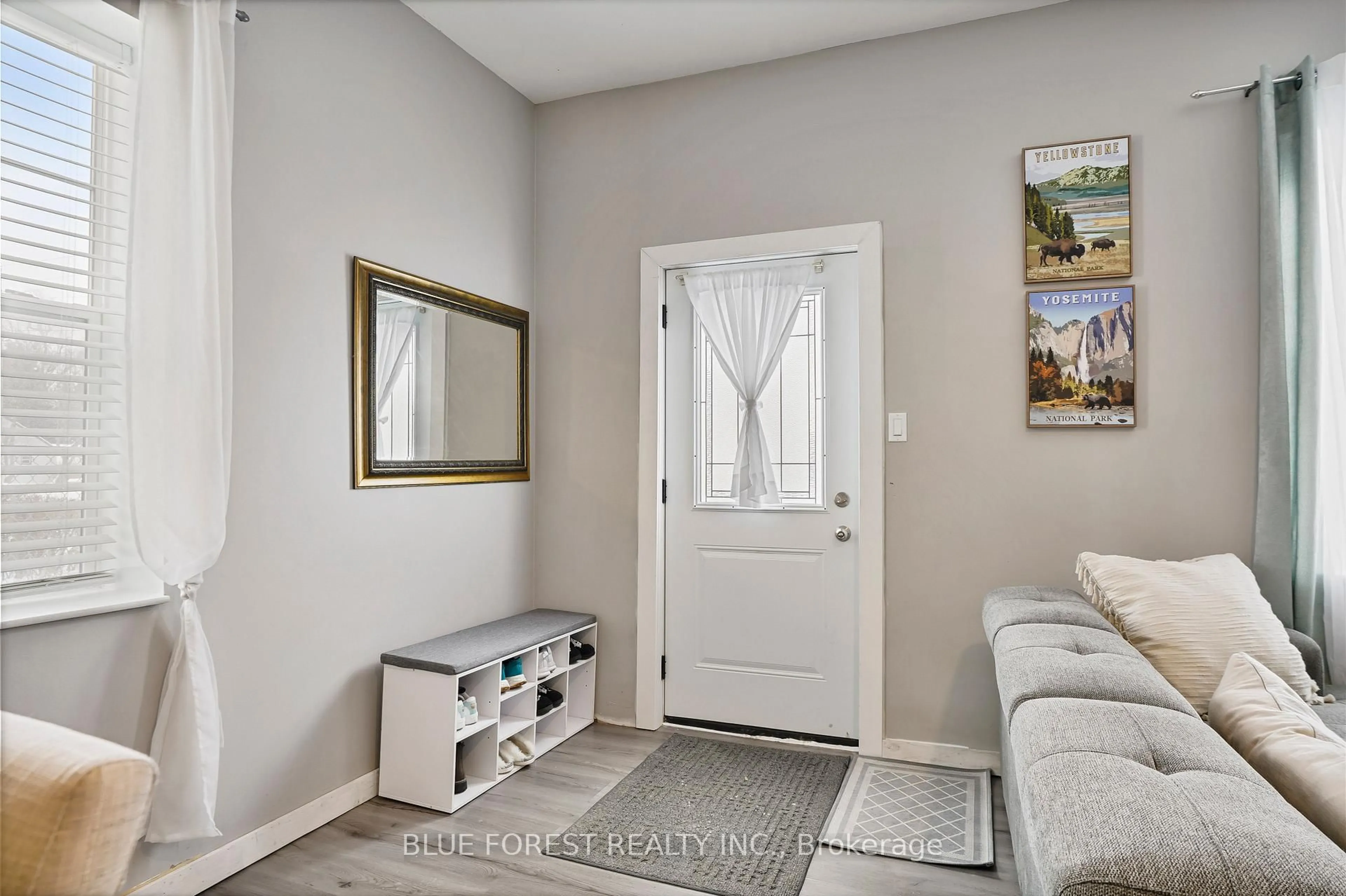 Indoor entryway for 22430 ADELAIDE Rd, Strathroy-Caradoc Ontario N0L 1W0