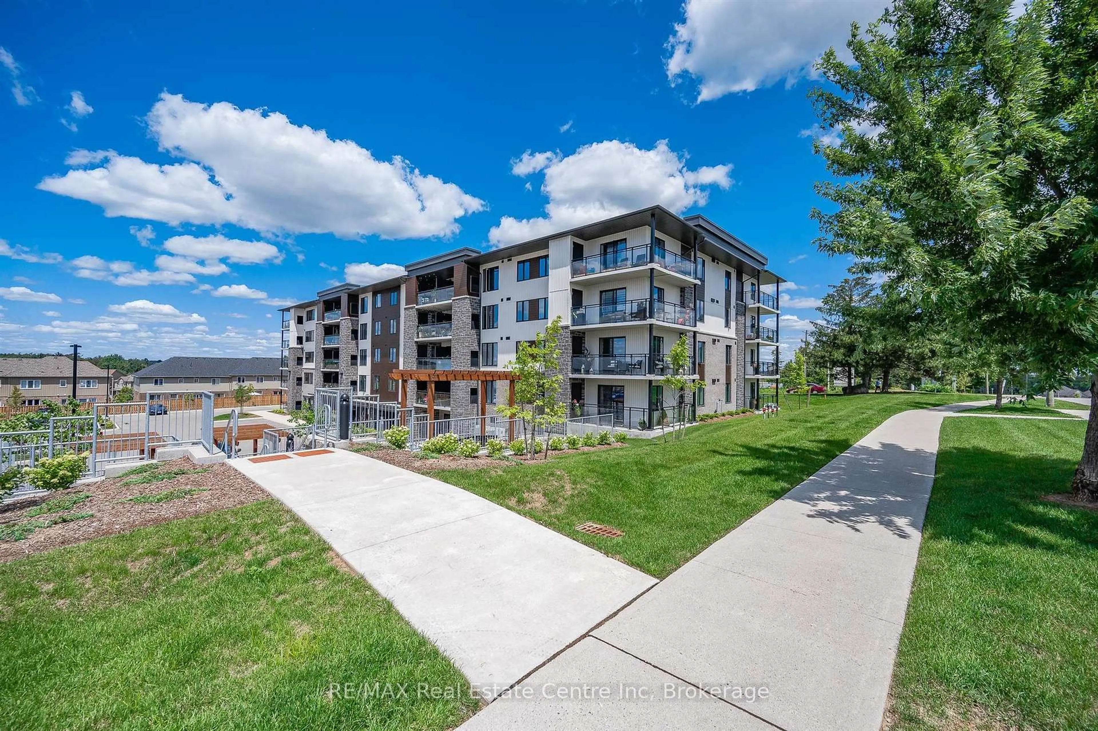A pic from outside/outdoor area/front of a property/back of a property/a pic from drone, unknown for 104 Summit Ridge Dr, Guelph Ontario N1E 0R5