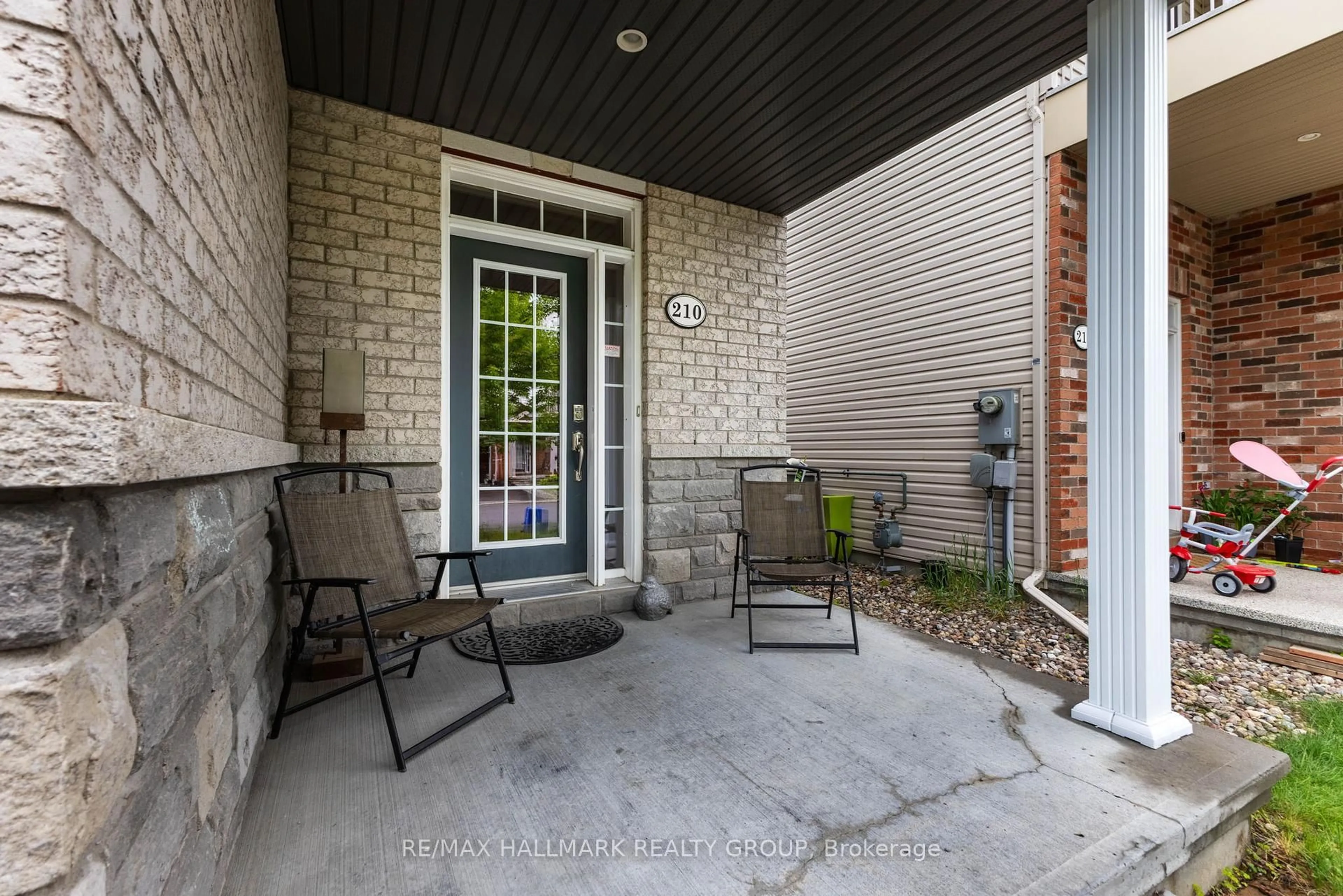 Patio, street for 210 Broxburn Cres, Nepean Ontario K2J 0N7