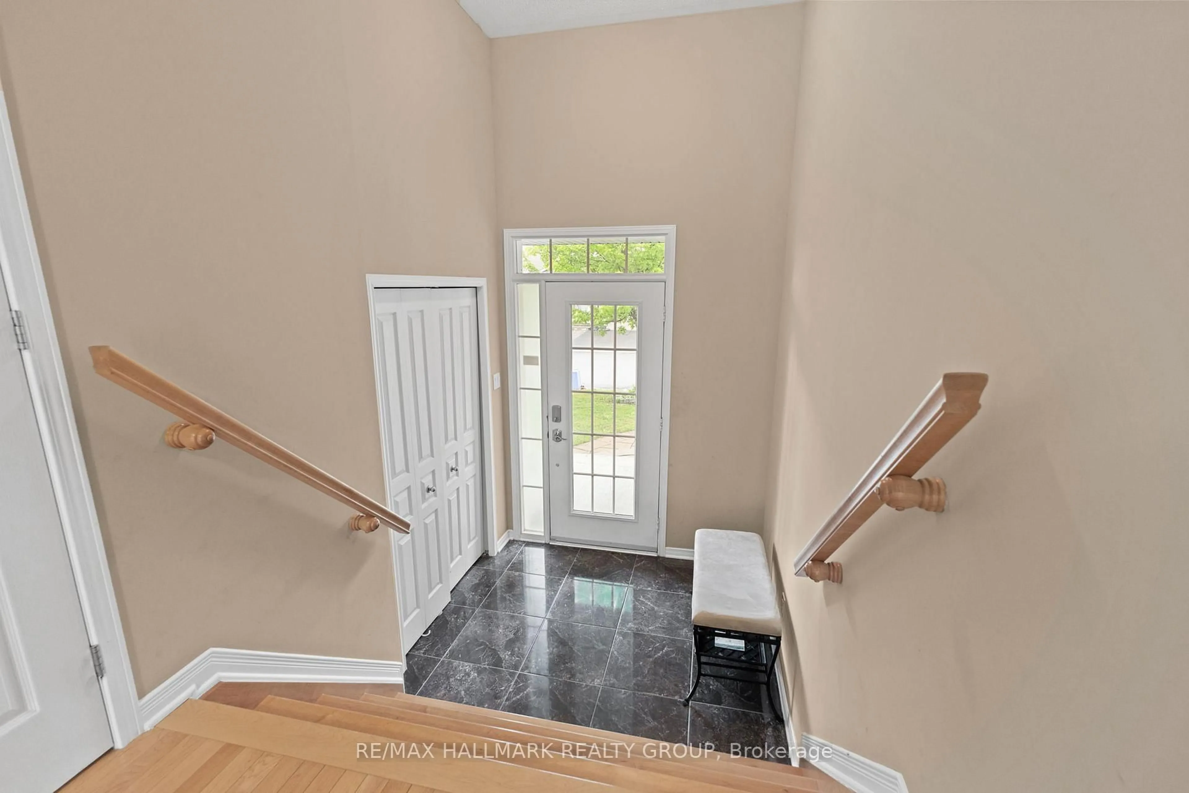 Indoor entryway for 210 Broxburn Cres, Nepean Ontario K2J 0N7