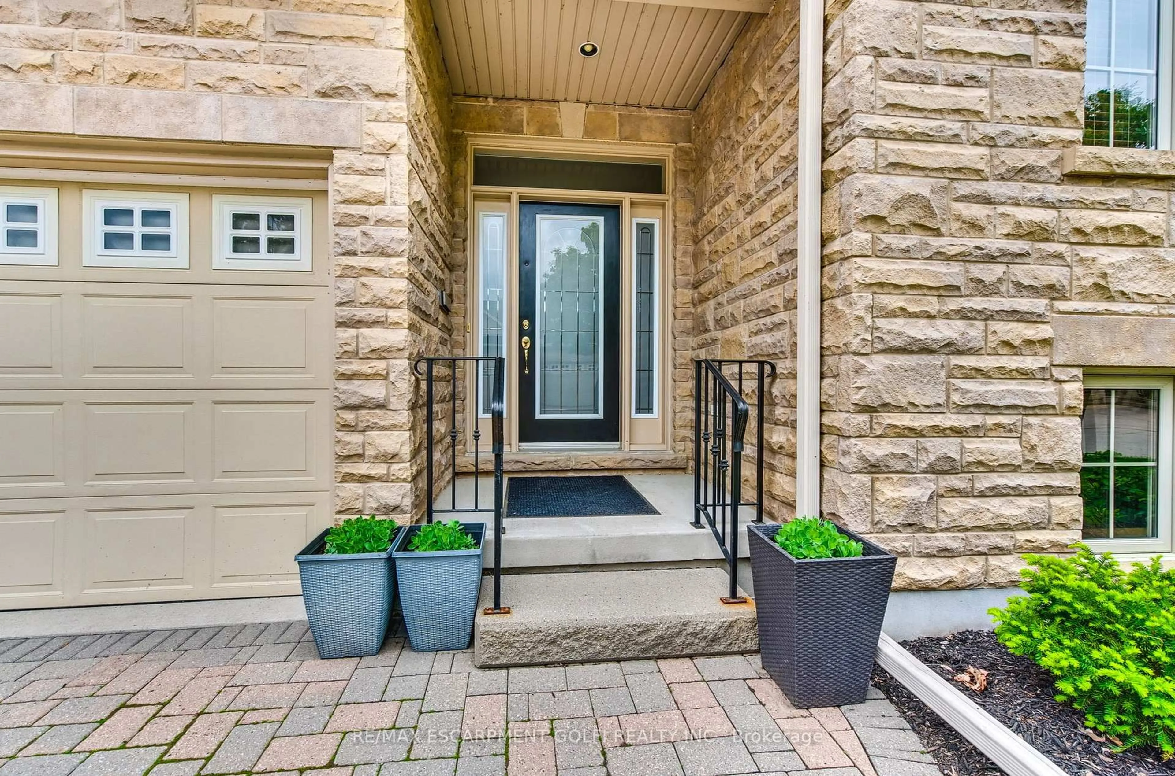 Indoor entryway for 35 Scullers Way #16, St. Catharines Ontario L2N 7S9