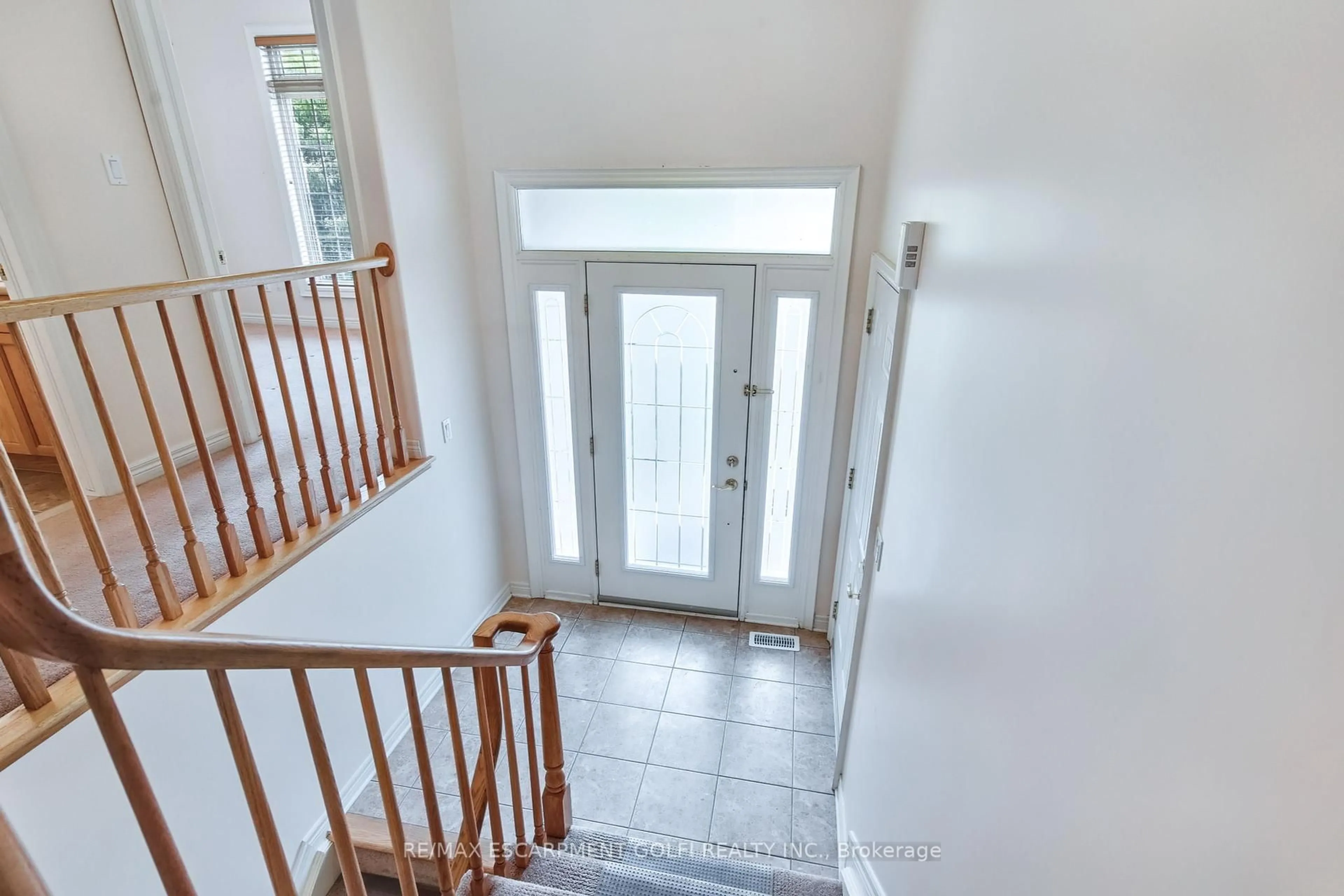 Indoor entryway for 35 Scullers Way #16, St. Catharines Ontario L2N 7S9