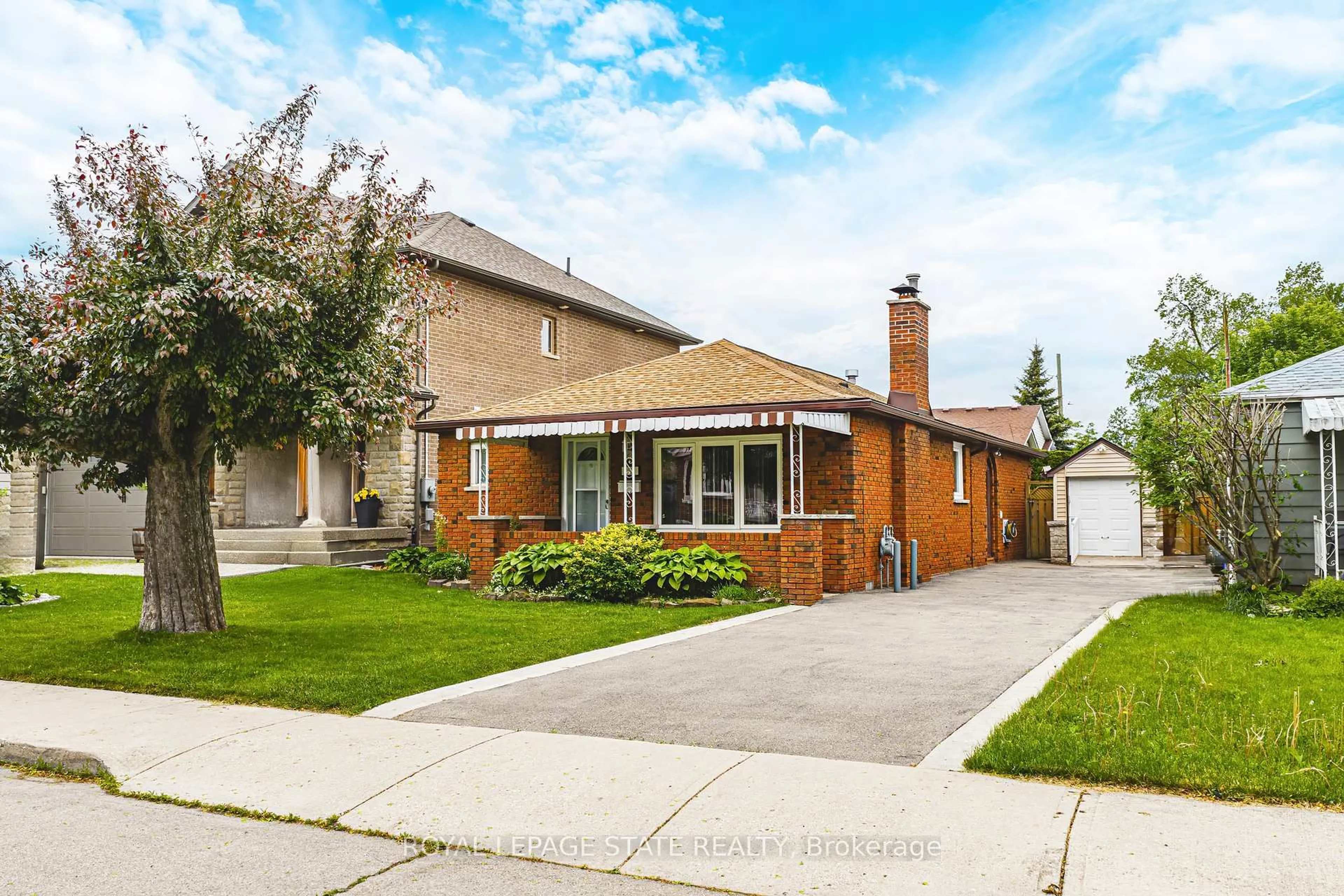 Home with brick exterior material, street for 108 East 44th St, Hamilton Ontario L8T 3H1