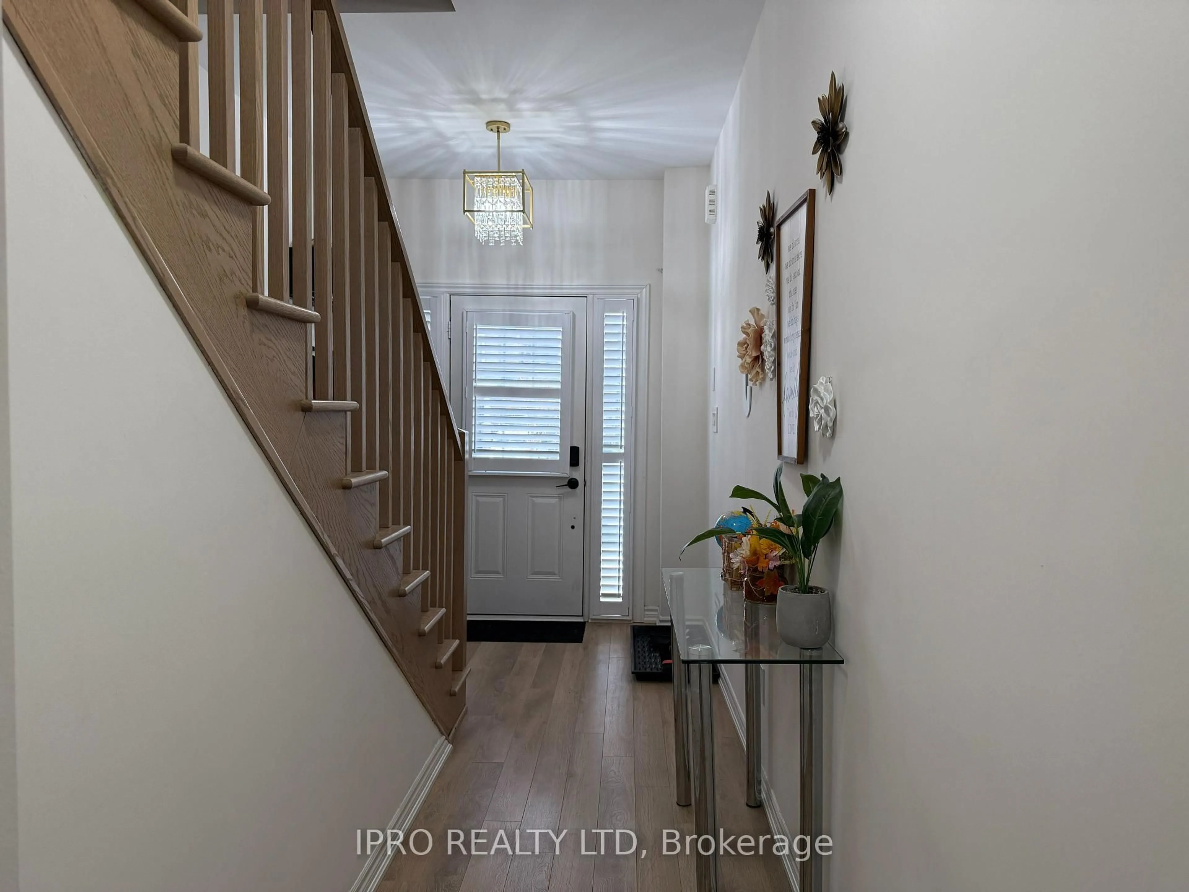 Indoor entryway for 8 Whitton Dr, Brant Ontario N3L 3E3