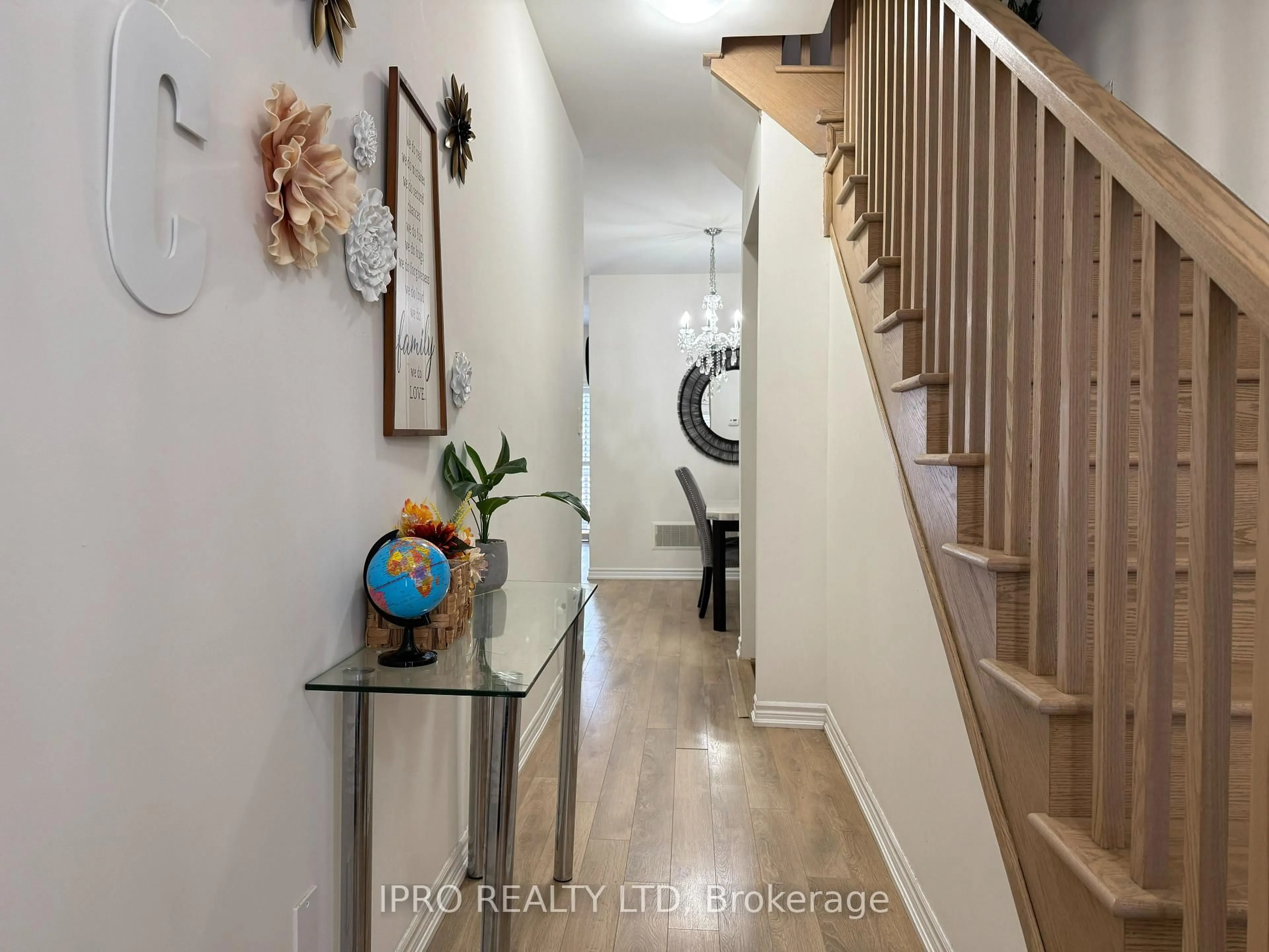 Indoor entryway for 8 Whitton Dr, Brant Ontario N3L 3E3
