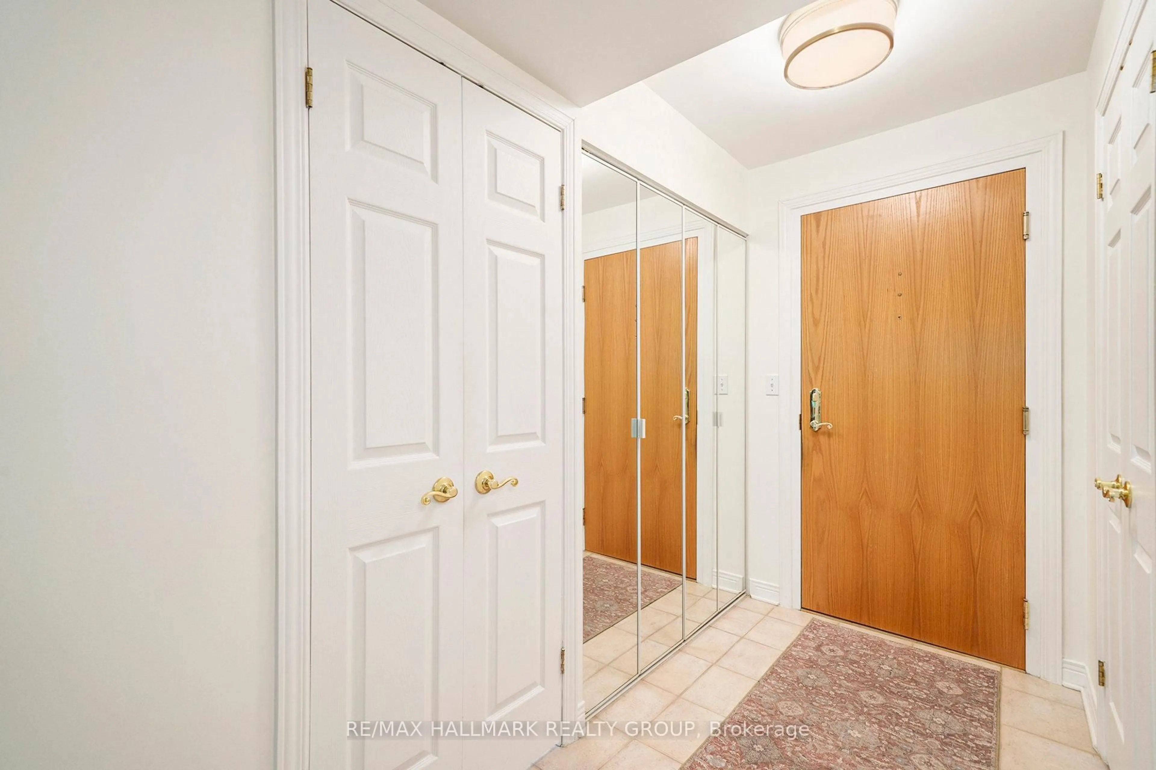 Indoor entryway for 3099 Carling Ave #108, Ottawa Ontario K2H 5A6