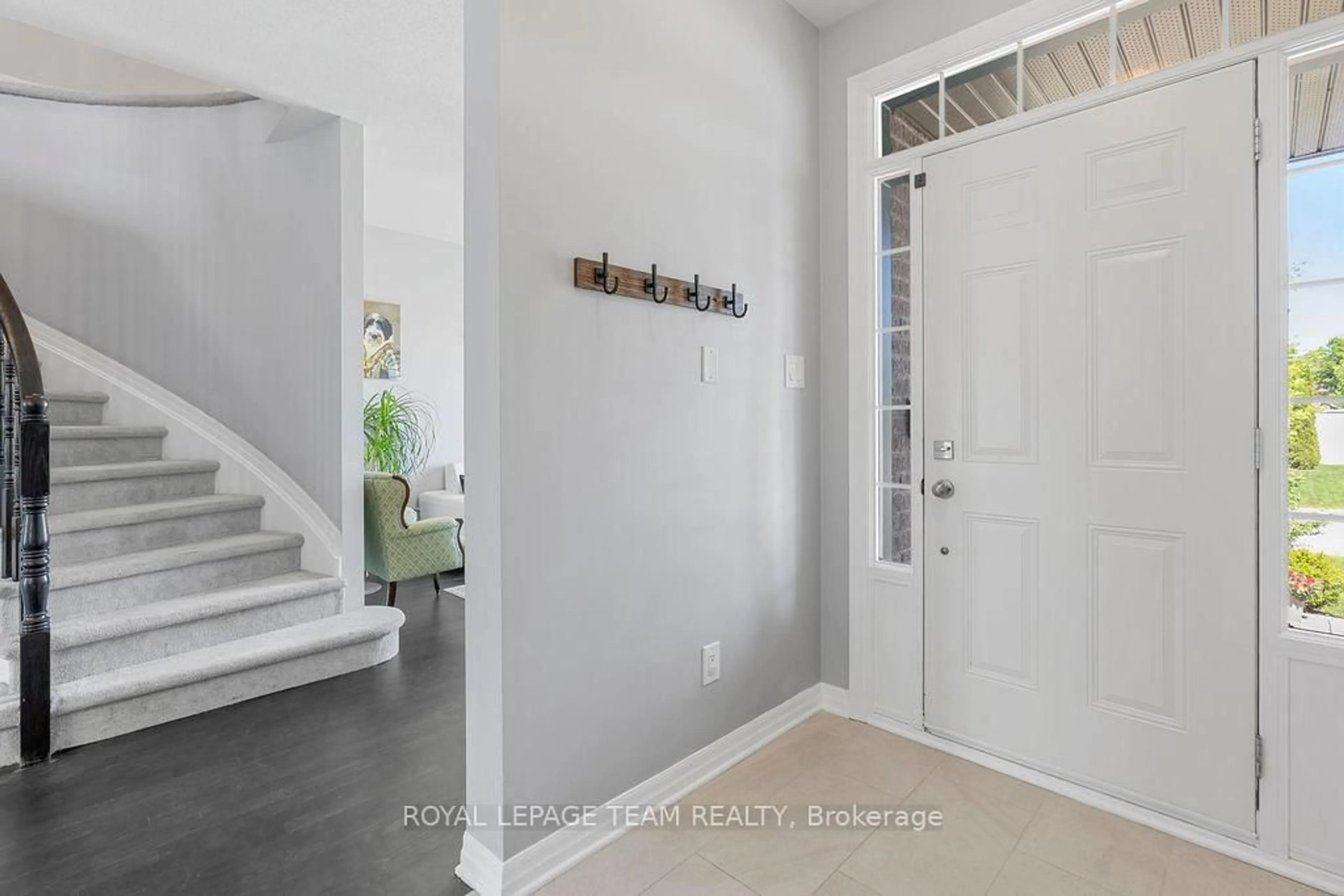 Indoor entryway for 677 SUNBURST St, Ottawa Ontario K1T 0L2