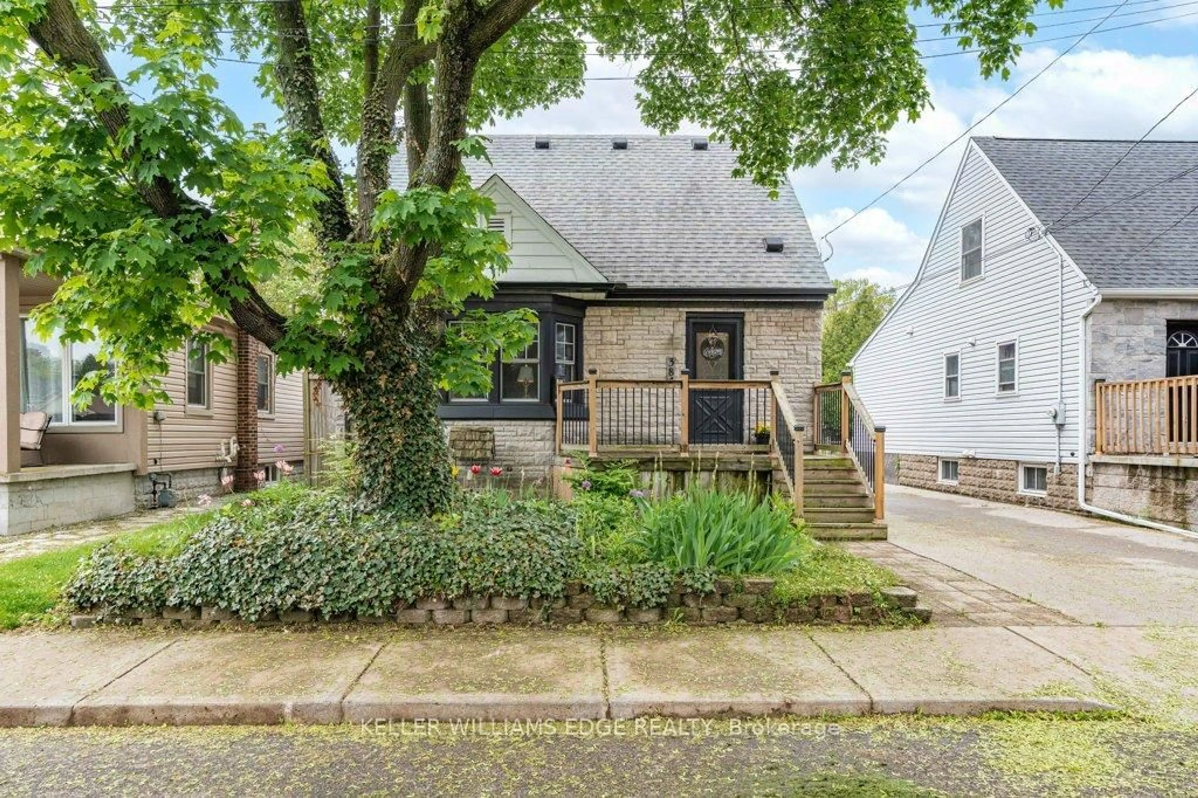 Unknown for 384 Thayer Ave, Hamilton Ontario L9A 1J9