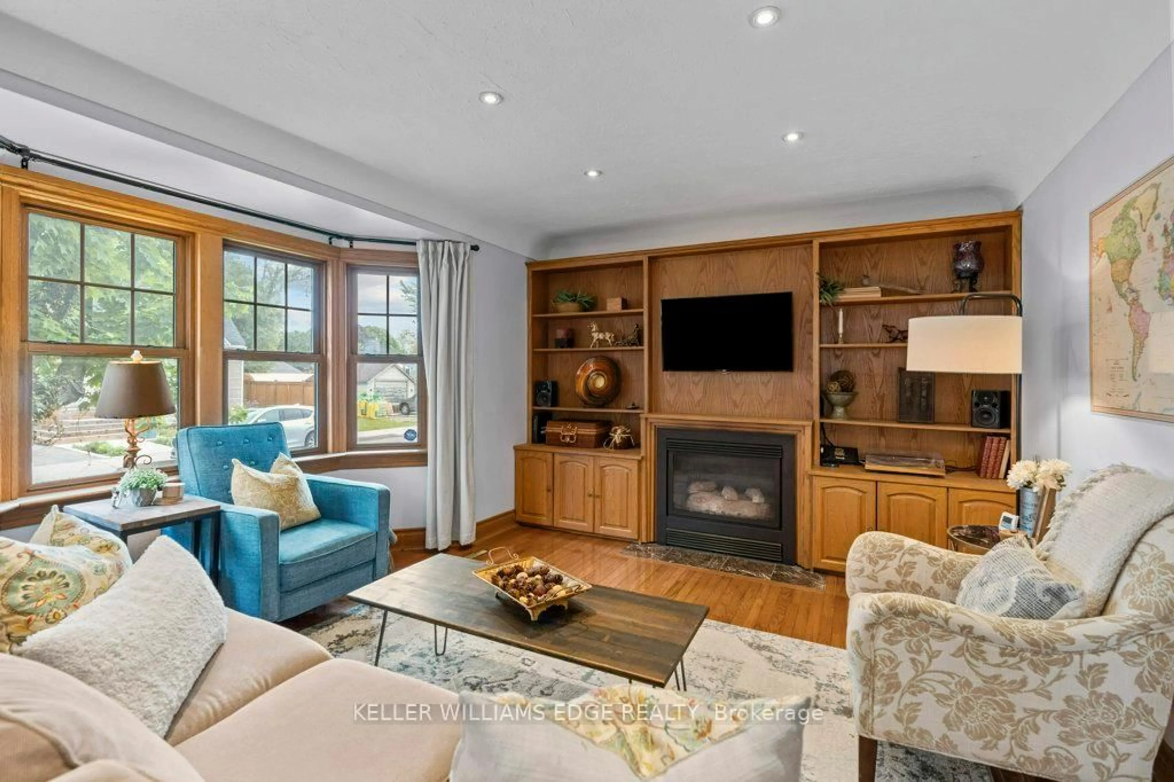 Living room with furniture, wood/laminate floor for 384 Thayer Ave, Hamilton Ontario L9A 1J9