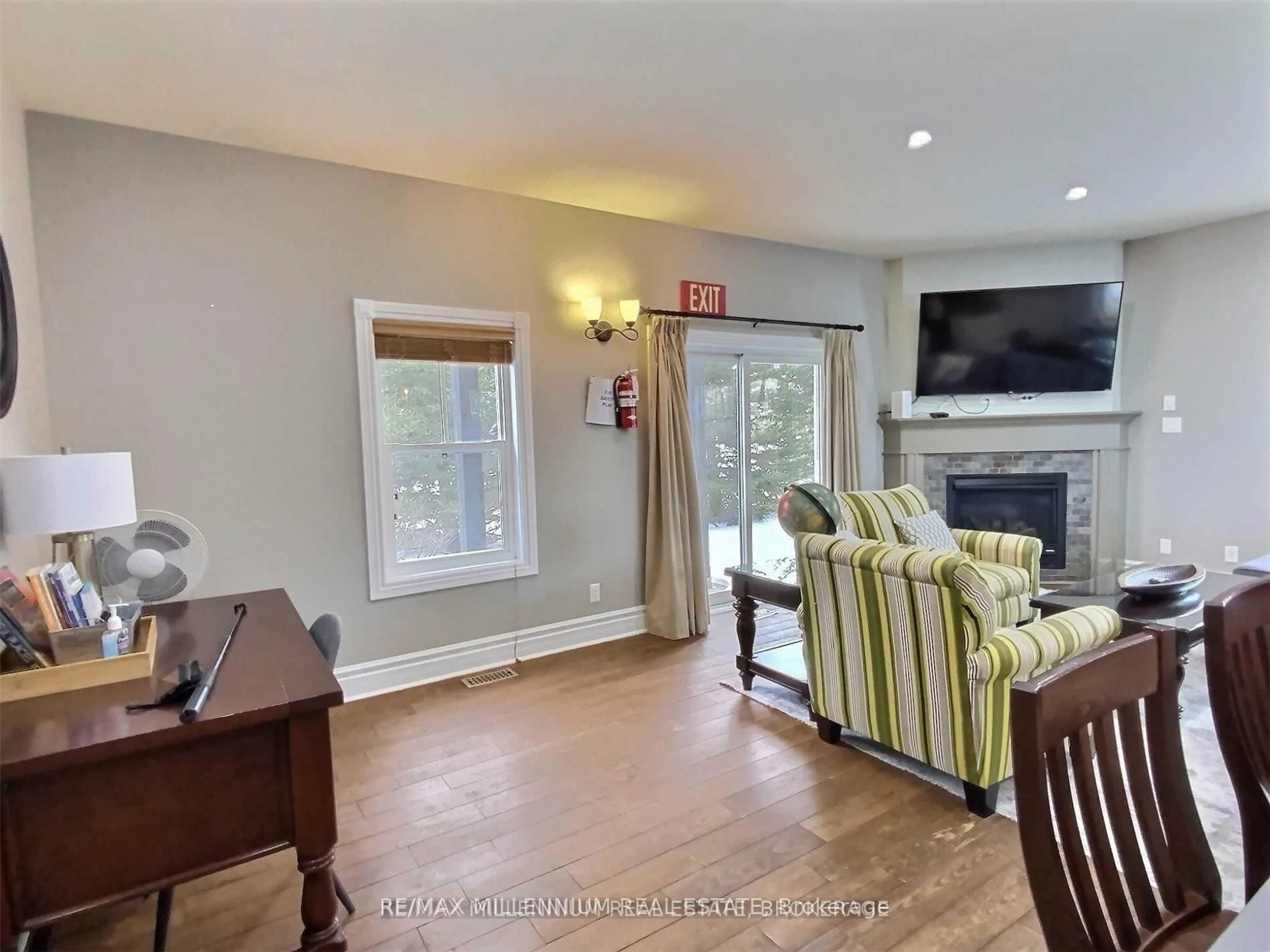 Living room with furniture, wood/laminate floor for 171 Snowbridge Way #141, Blue Mountains Ontario L9Y 0V1