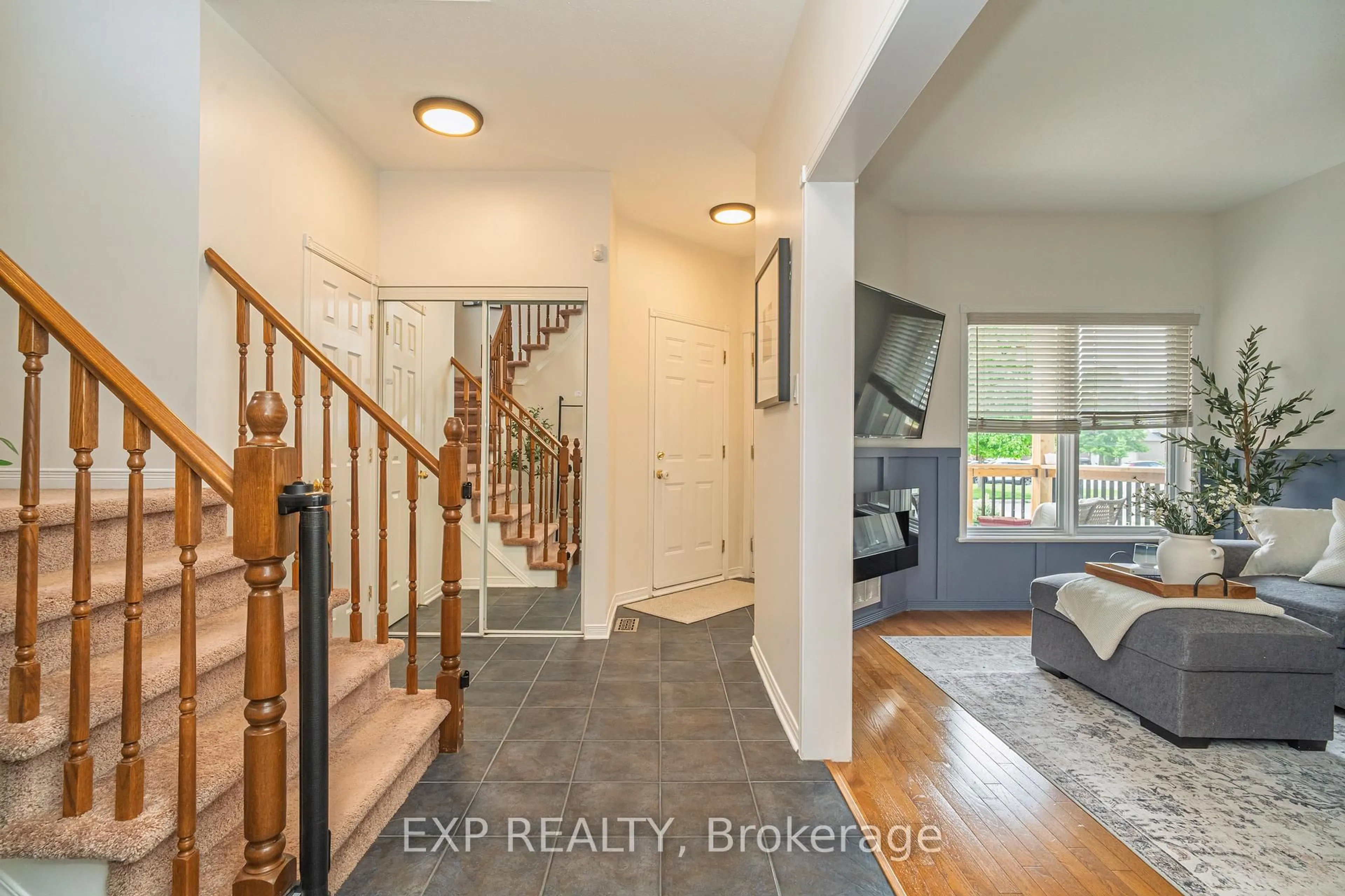 Indoor entryway for 1091 Rocky Harbour Cres, Ottawa Ontario K1V 1V4