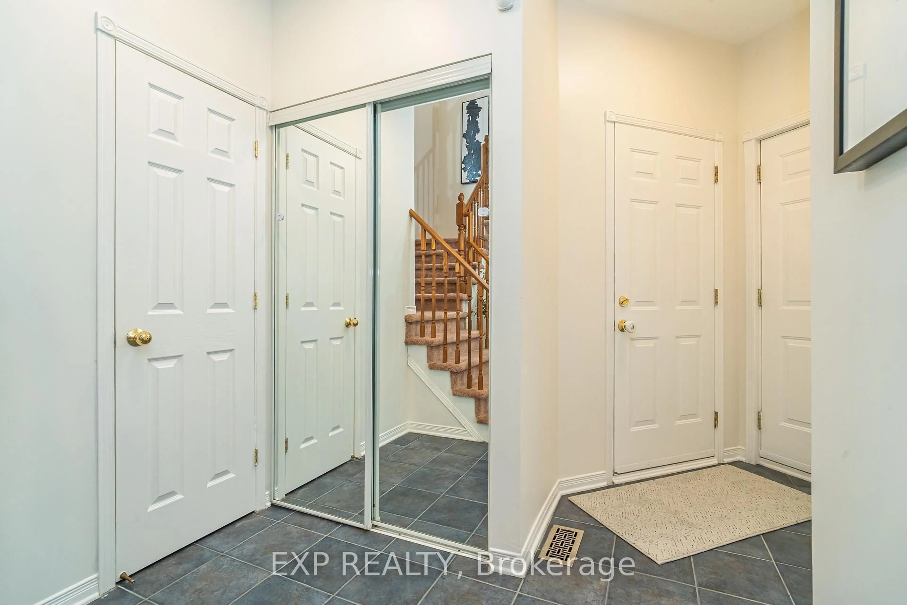 Indoor entryway for 1091 Rocky Harbour Cres, Ottawa Ontario K1V 1V4