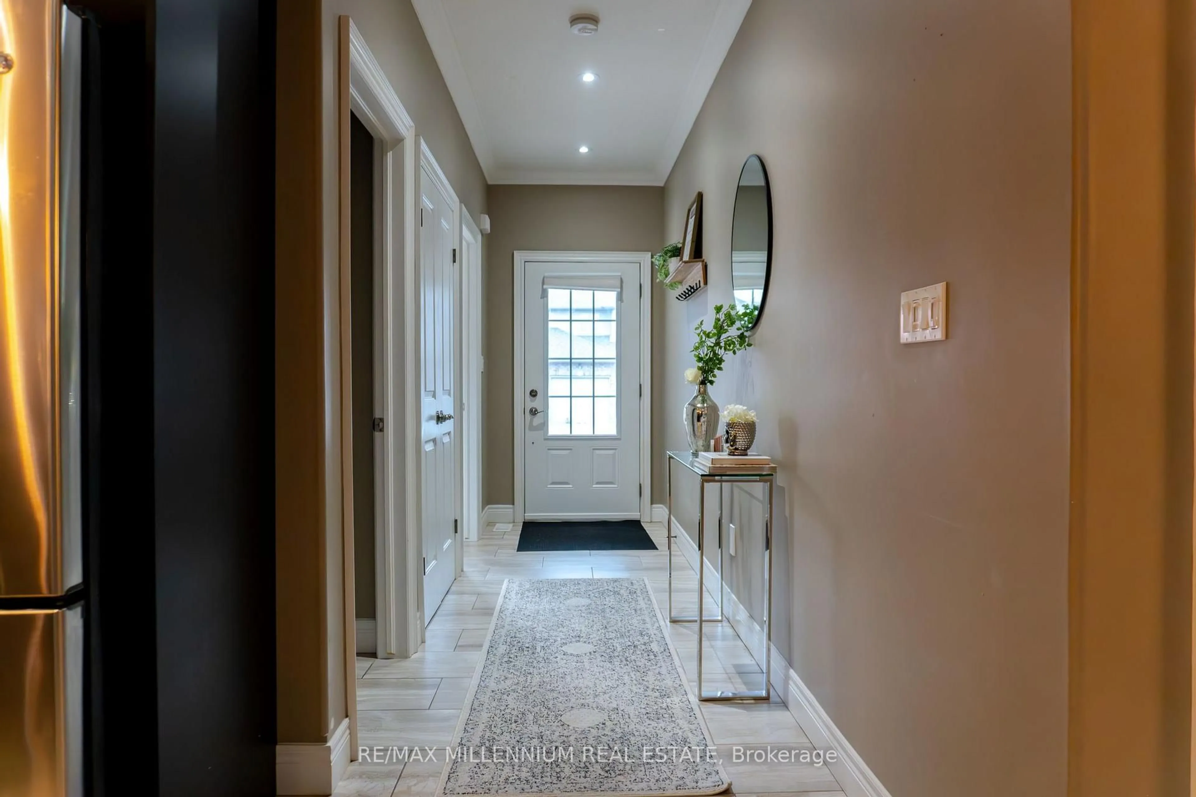 Indoor entryway for 40 Banks St, Brantford Ontario N3T 0H7