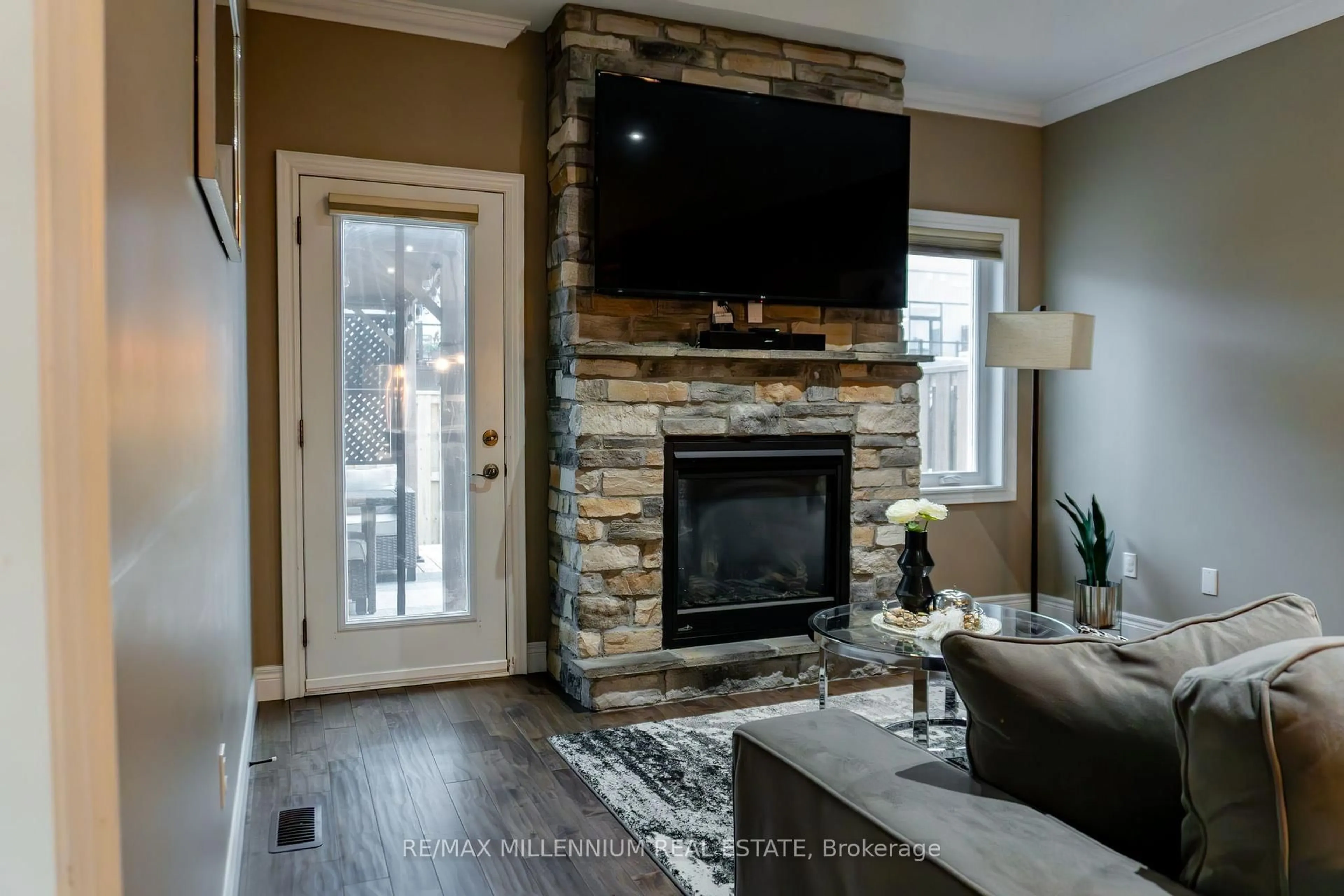 Living room with furniture, unknown for 40 Banks St, Brantford Ontario N3T 0H7